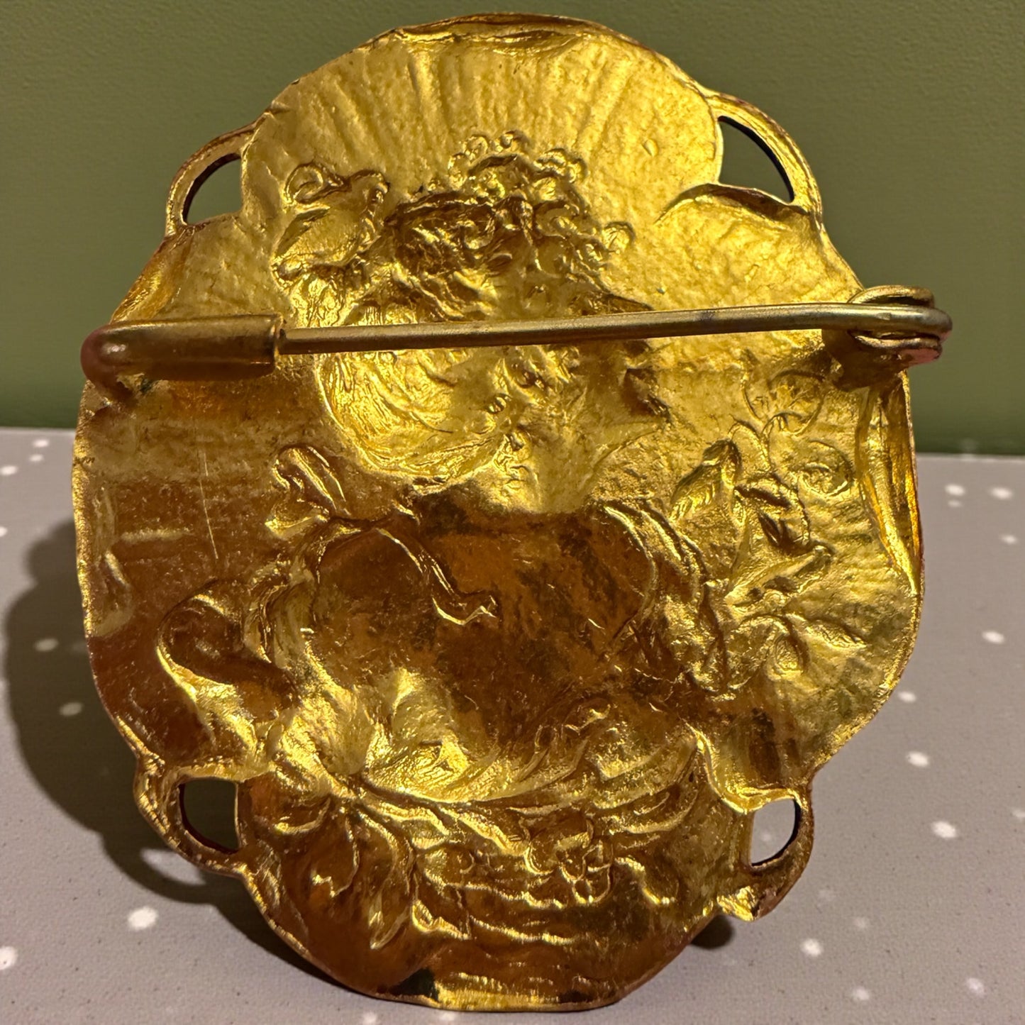 Spilla Art Nouveau dorata con archetipo di donna primissimo ‘900