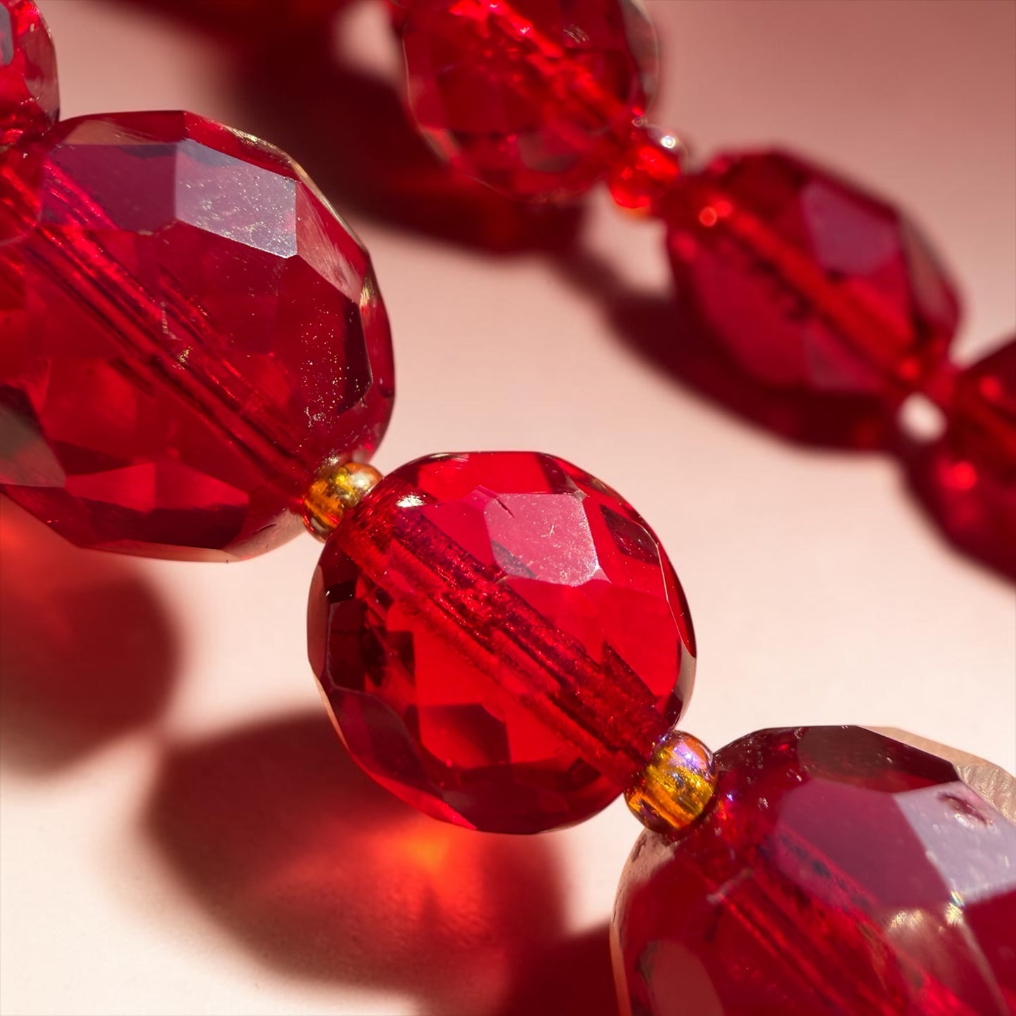 Collana in perle di vetro sfaccettato degradé rosso rubino, anni ‘60 ca