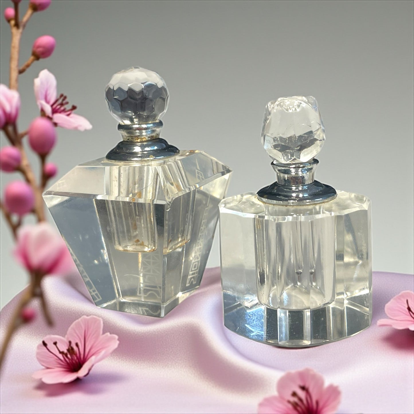 Coppia flaconi da profumo in vetro molato, anni ‘50, tappi a diamantino e rosa