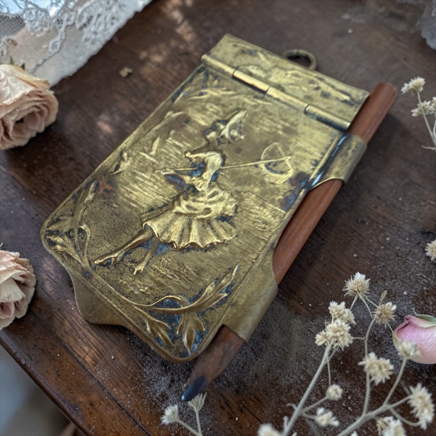 Carnet de bal giapponista da chatelaine con blocco e matita coevi, fine ‘800-primo ‘900