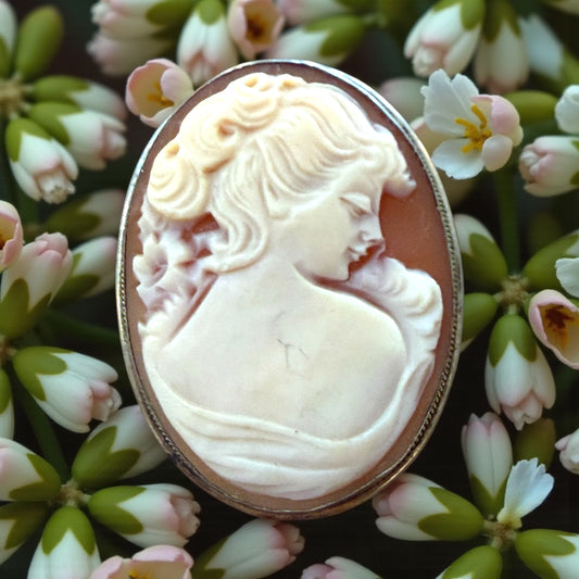 Cammeo su conchiglia montato in argento 800, area Torre del Greco