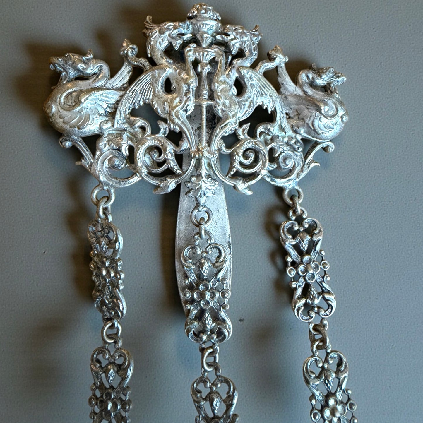 Chatelaine da sarta a 3 catene, riccamente decorata, ca anni ‘30