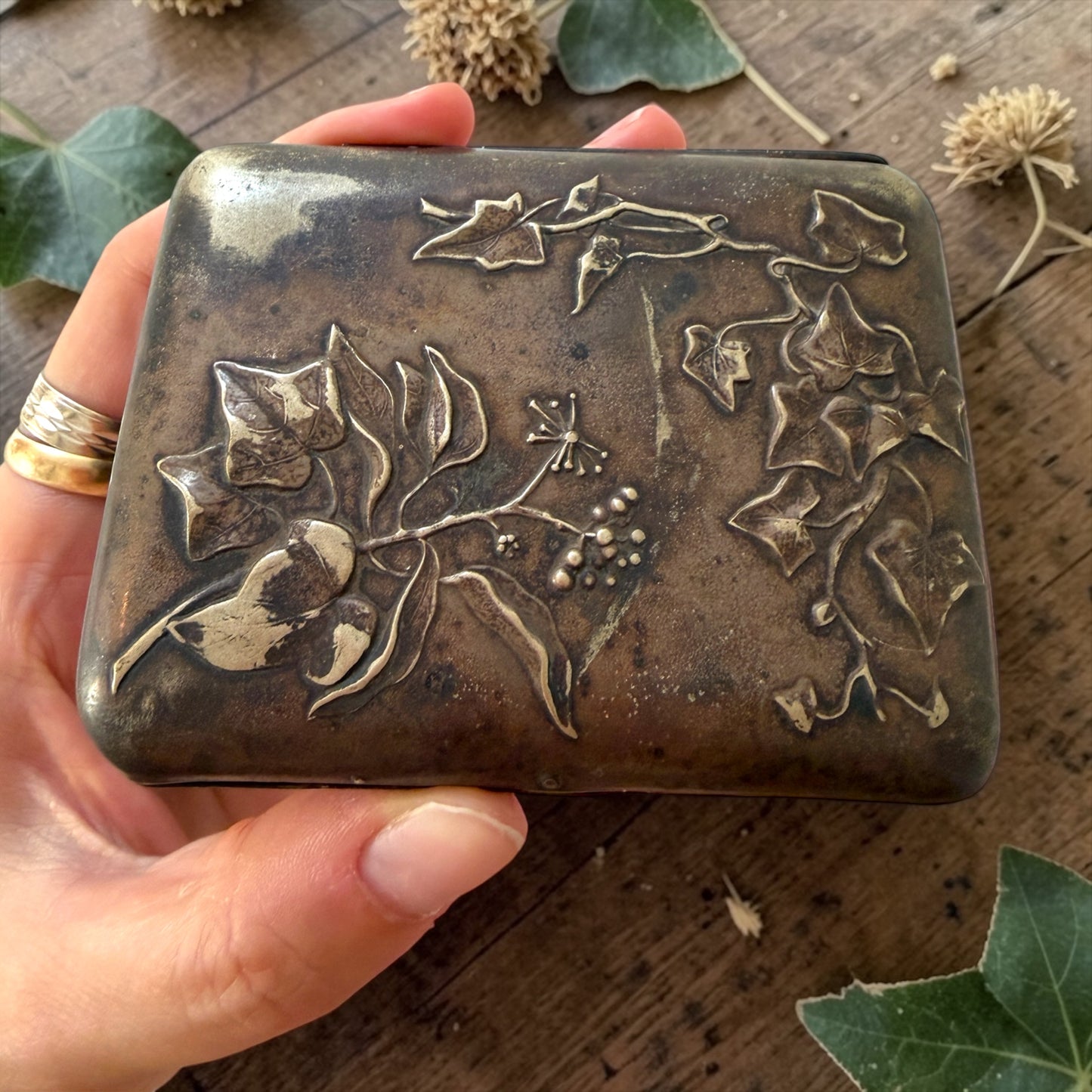 Antico portasigarette Art Nouveau a motivo d’edera con elastici originali d’epoca, fine ‘800 - primo ‘900
