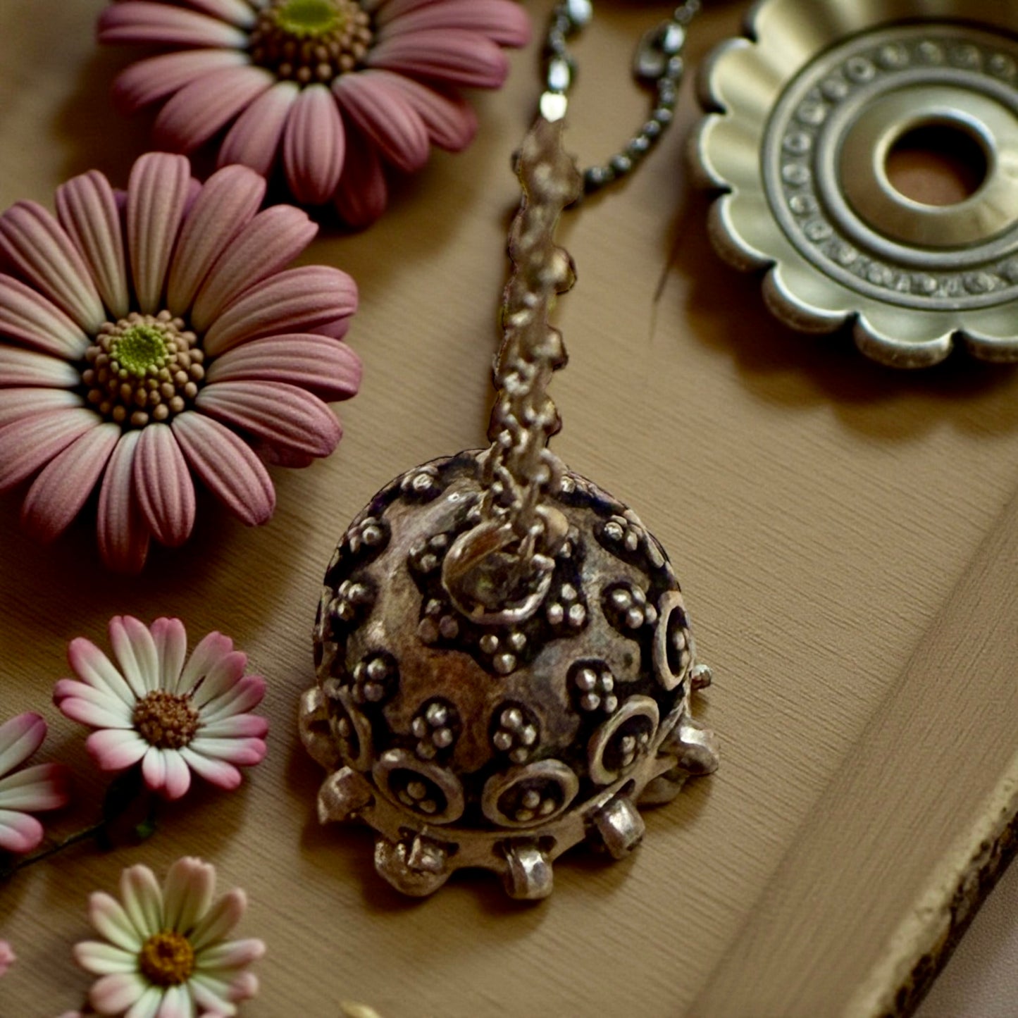 Antico pendente in argento “chiama angeli” di area Mediterranea su catenina 925 contemporanea