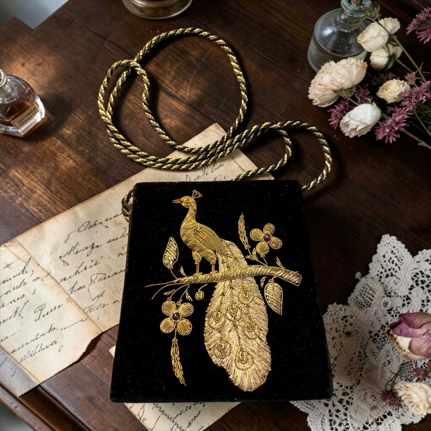 Borsa gioiello in velluto con pavone ricamato in canutiglia, anni ‘50-‘60