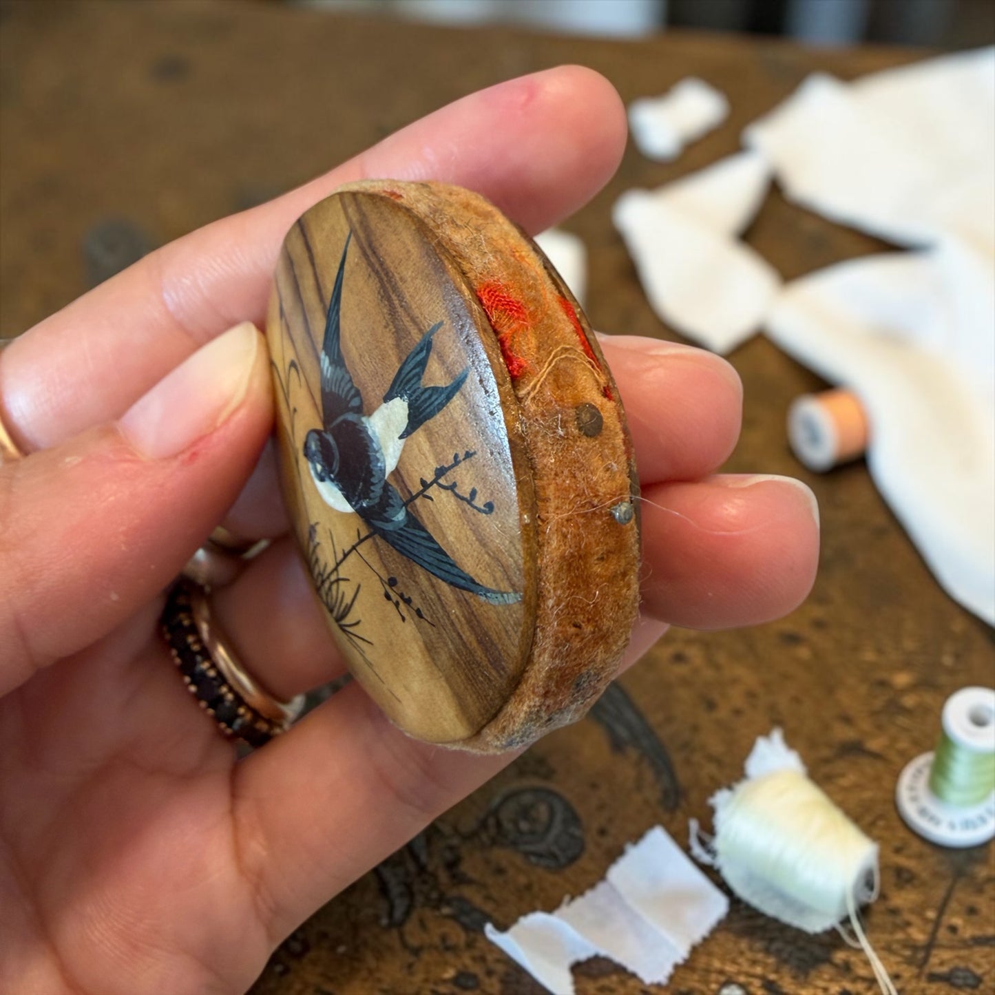 Antico pin cushion punta spilli in legno con rondine