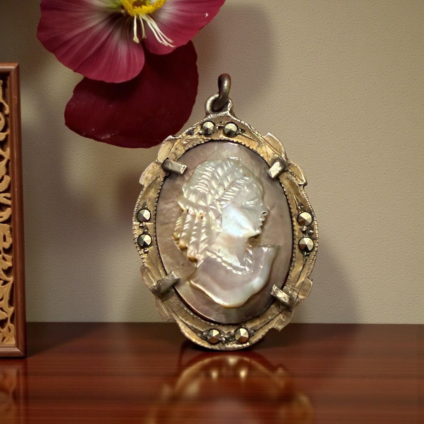 Piccolo cammeo in argento e marcasiti su madreperla, finissimo, primo ‘900