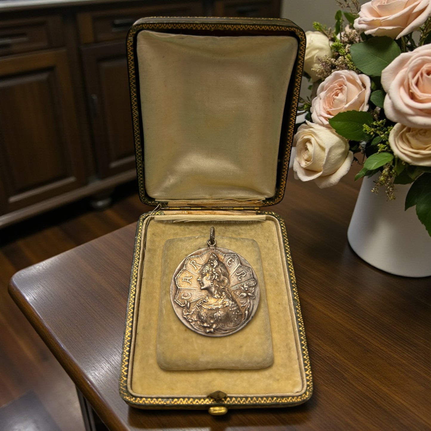 Gioiello Musa dell’Art Nouveau, Carmen come allegoria della donna nuova, fine ‘800 con scrigno