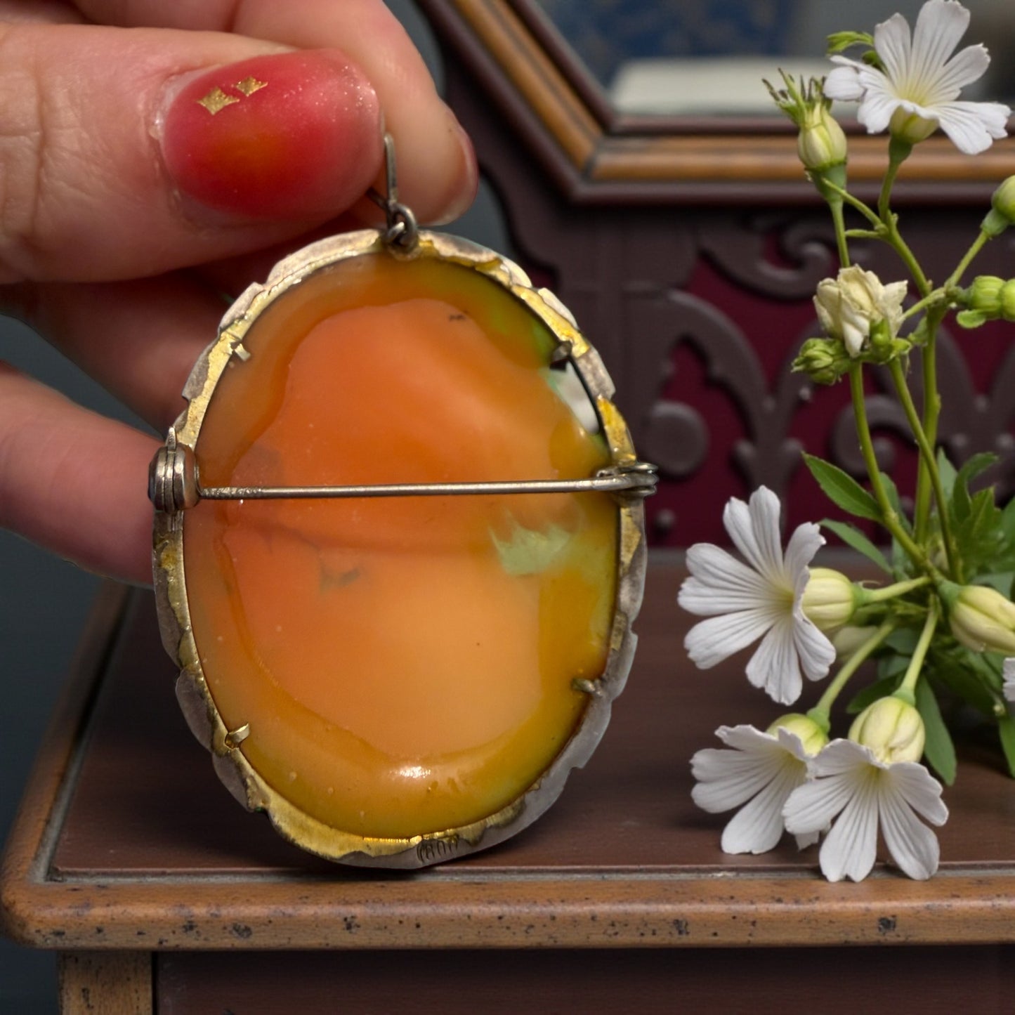 Cammeo su conchiglia finissima montato in argento 800 e marcasiti, doppio uso, prima metà ‘900