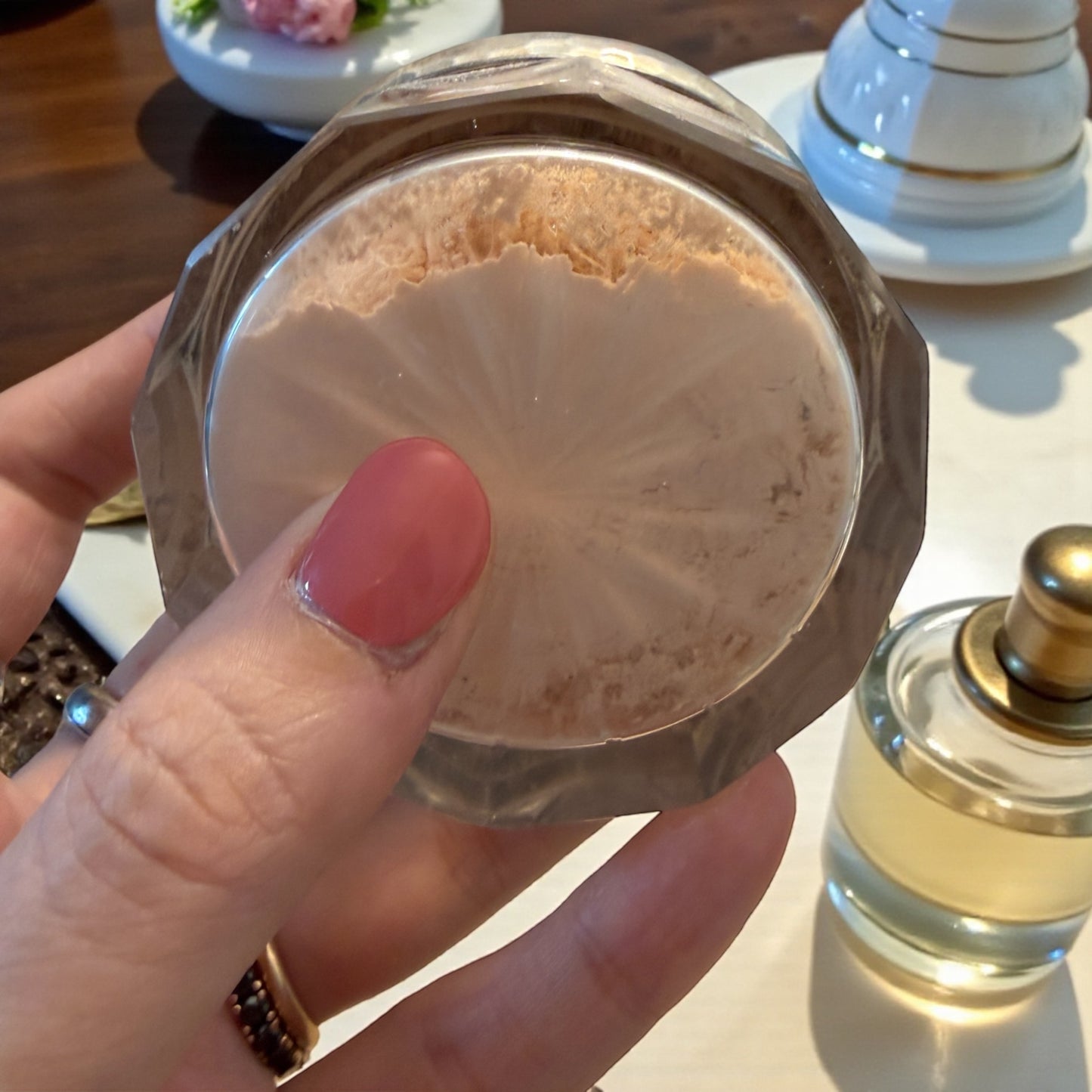 Antico portacipria in cristallo molato e argento pieno francese, completo di cipria e piumino