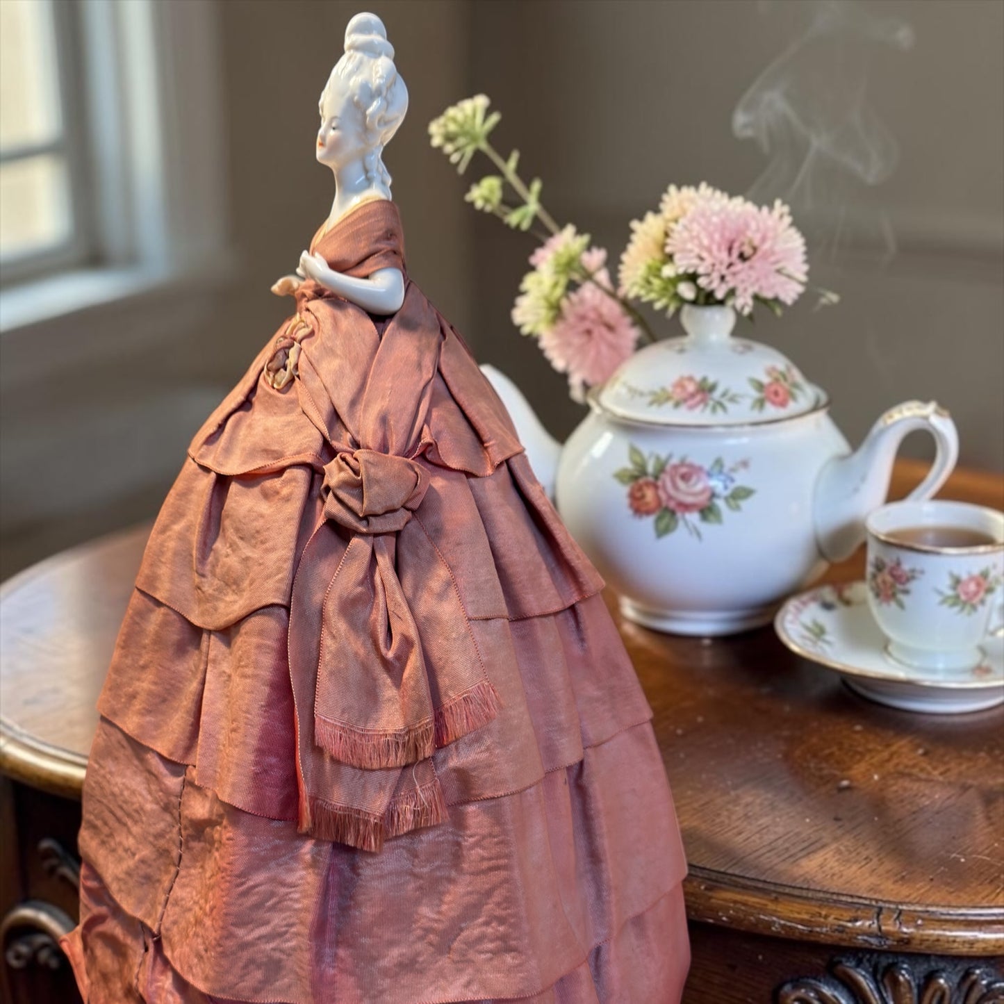 Tea cosy Half doll, bambola copri teiera antica in porcellana e raso