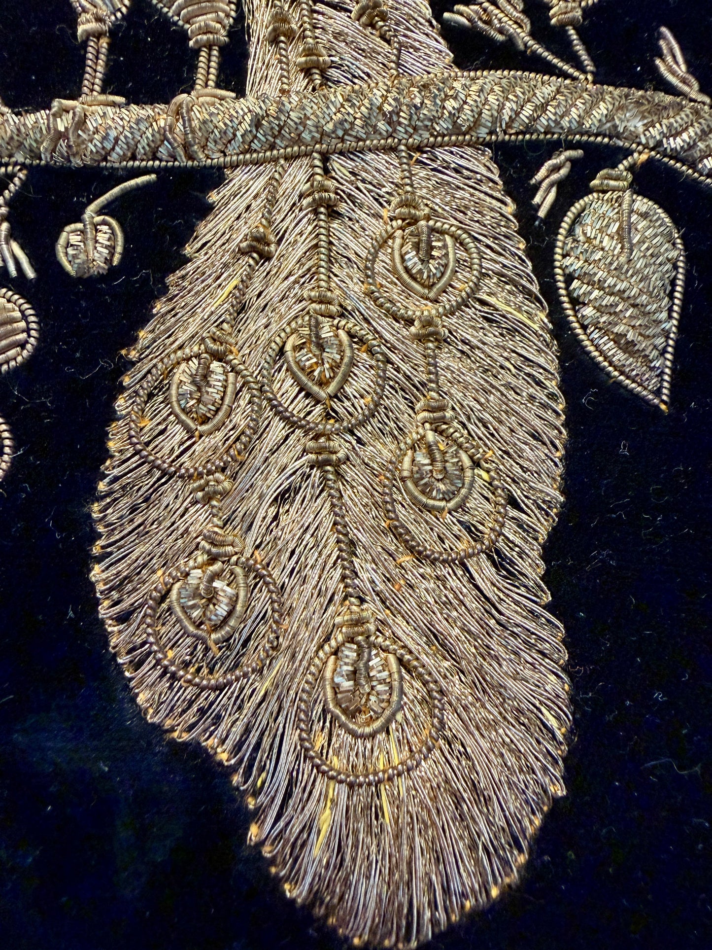 Borsa gioiello in velluto con pavone ricamato in canutiglia, anni ‘50-‘60