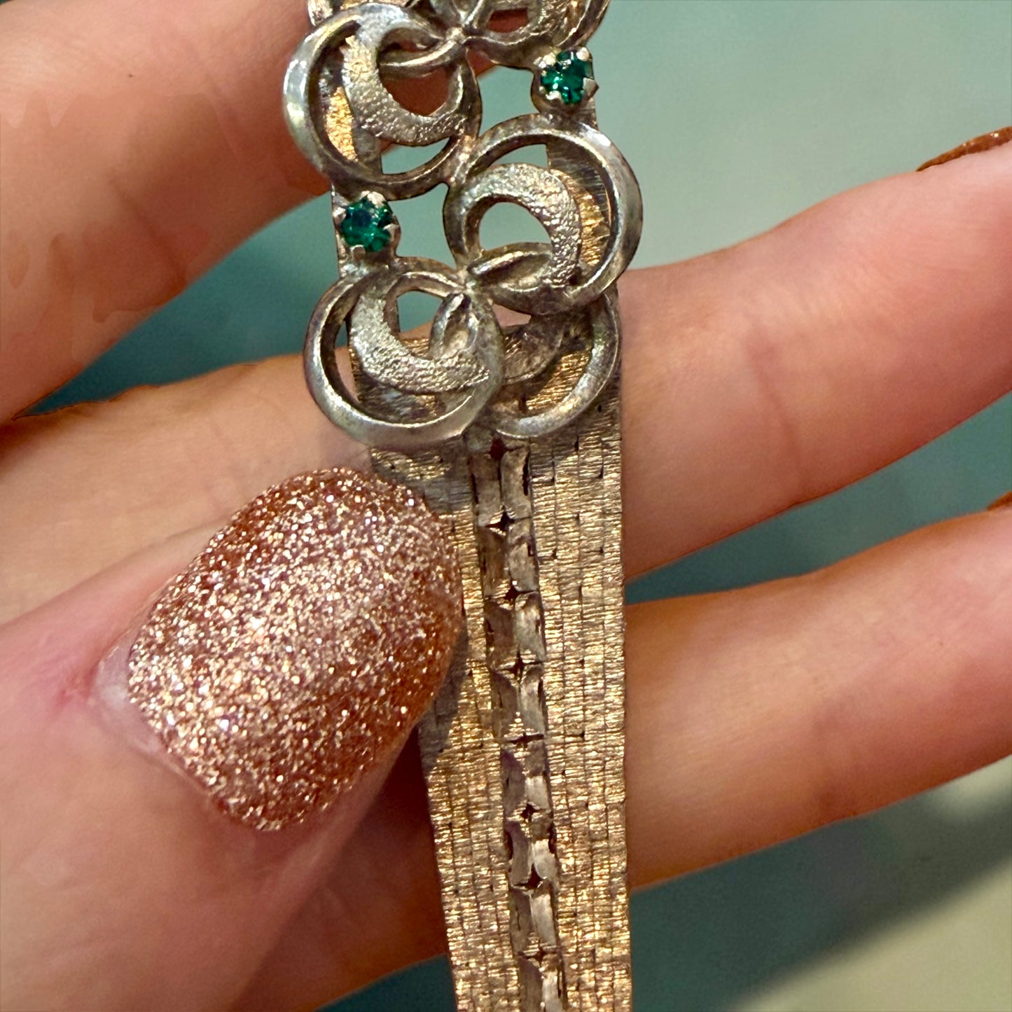 Bracciale in argento massiccio semirigido anni 60 modernista, con centrale lavorato e pietre