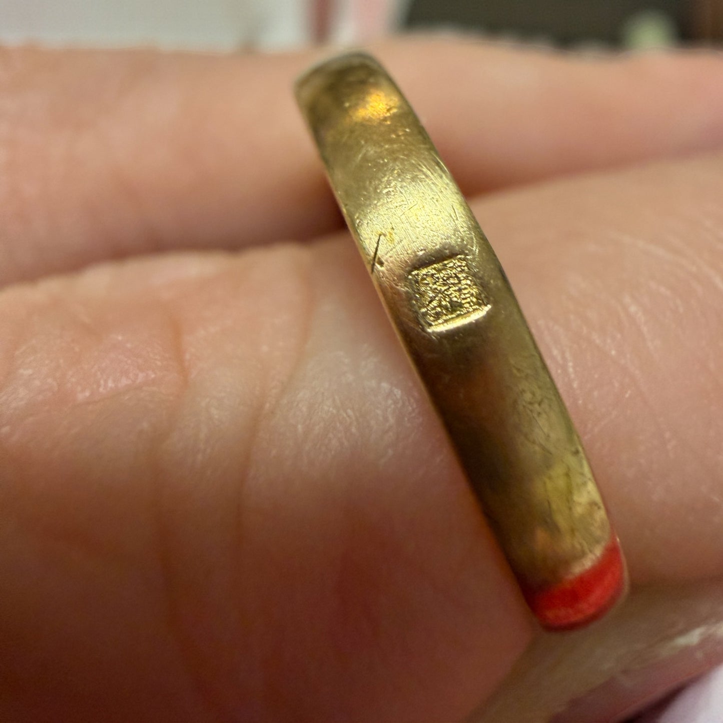 Anello modernista viola profondo anni ‘50 con leggera doratura oro basso