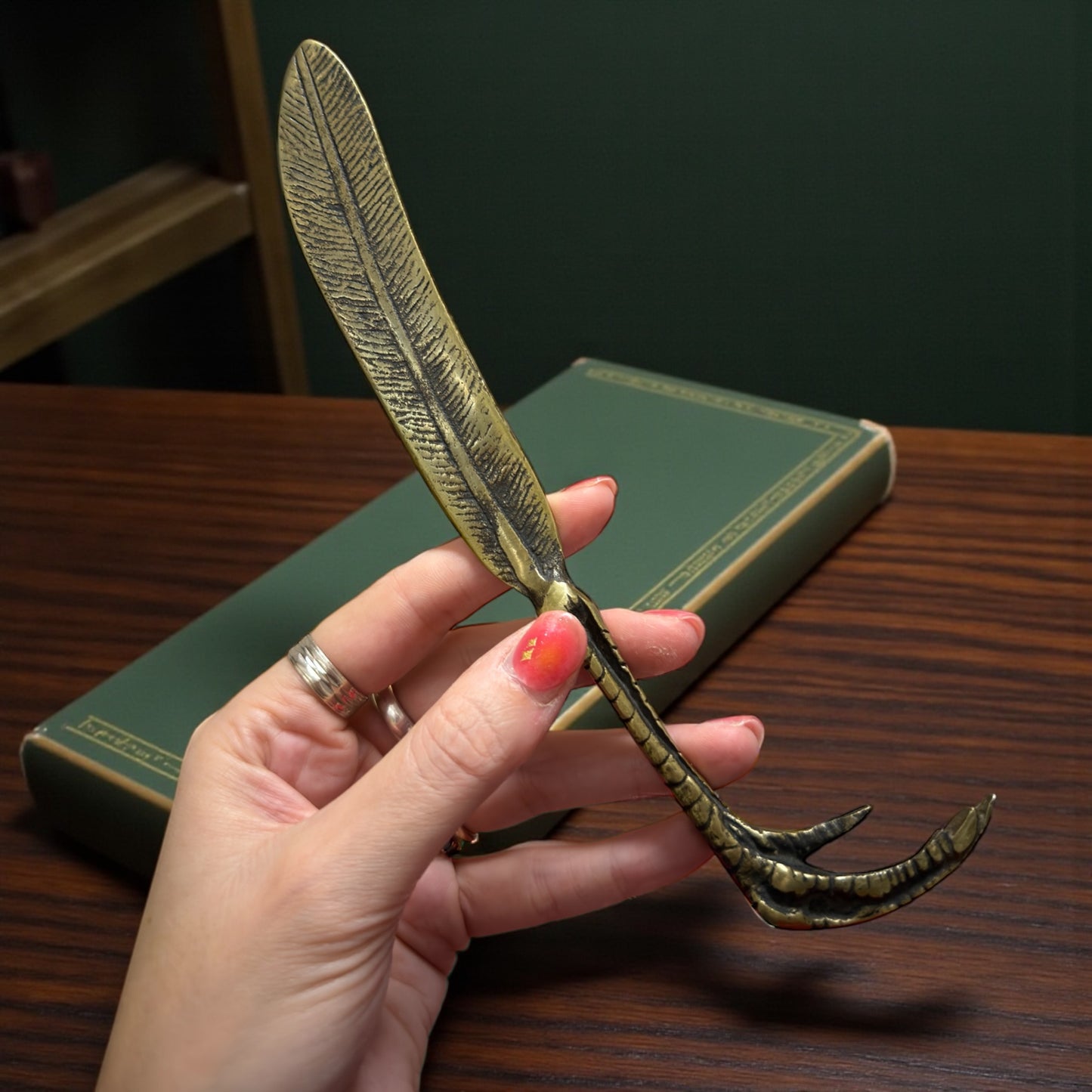 Tagliacarte a guisa di artiglio e piuma, ottone pieno, primo ‘900 spirito wunderkammer