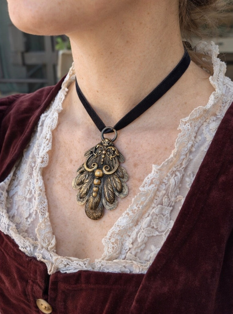 Antico ornamento da abito ottocentesco rivisitato a pendente, decorazione neo rinascimentale con piume