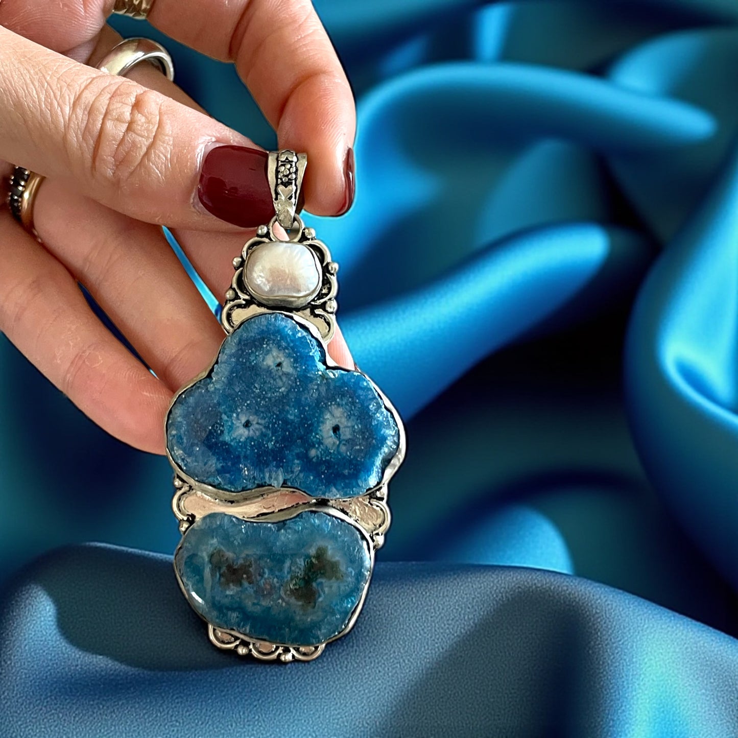 Pendente placcato argento con perla barocca e castoni in quarzo blu