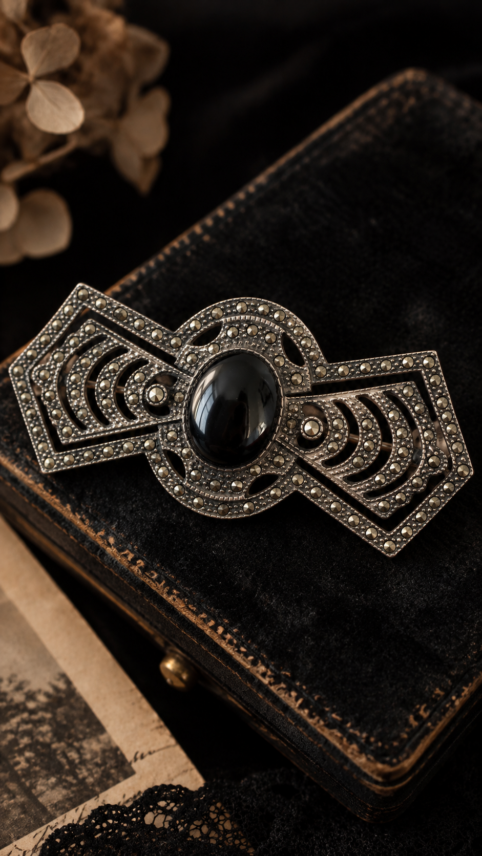 Spilla anni ‘40 in argento massiccio e marcasiti con cabochon nero smaltato