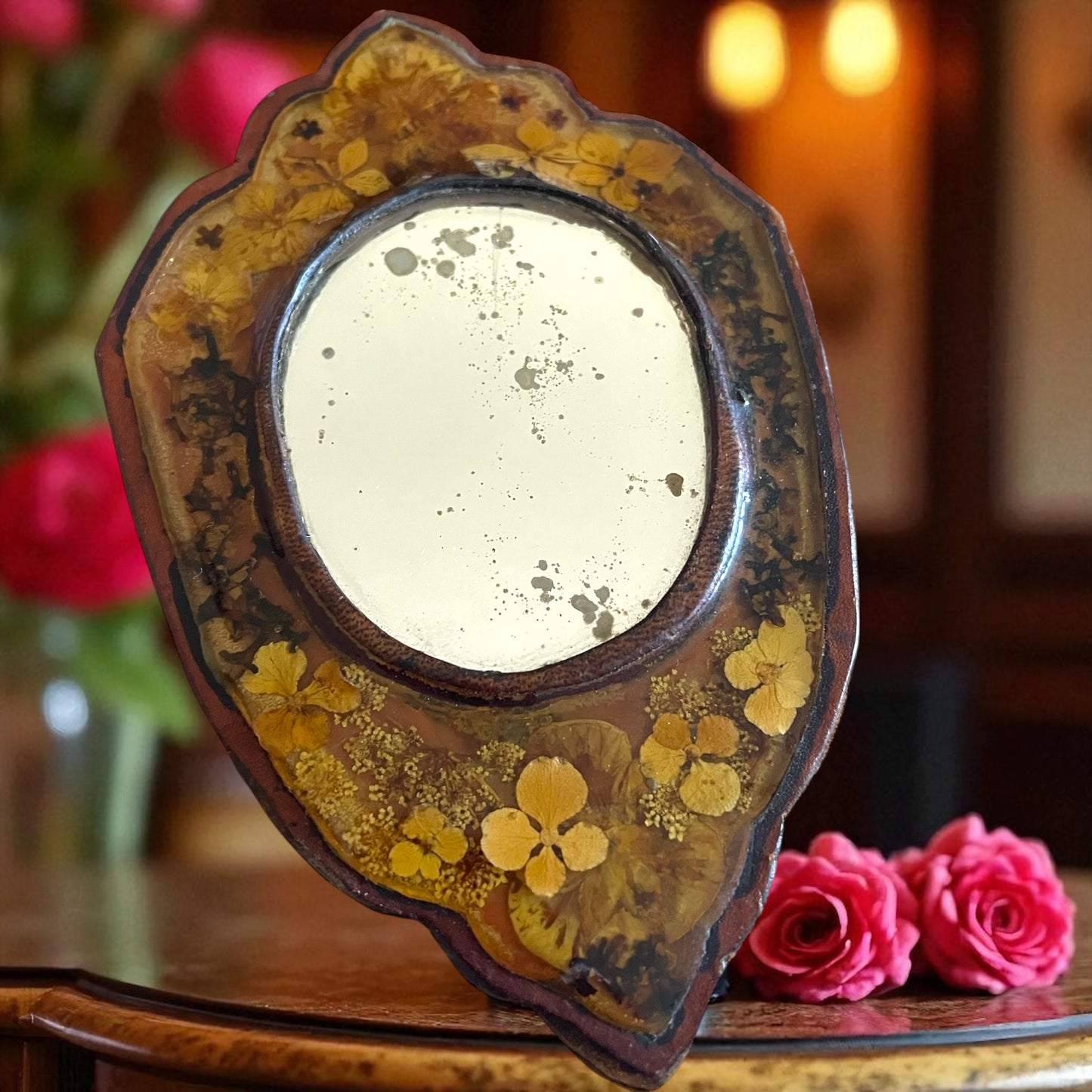 Specchio anni ‘50 in cuoio e resina con veri fiori essiccati