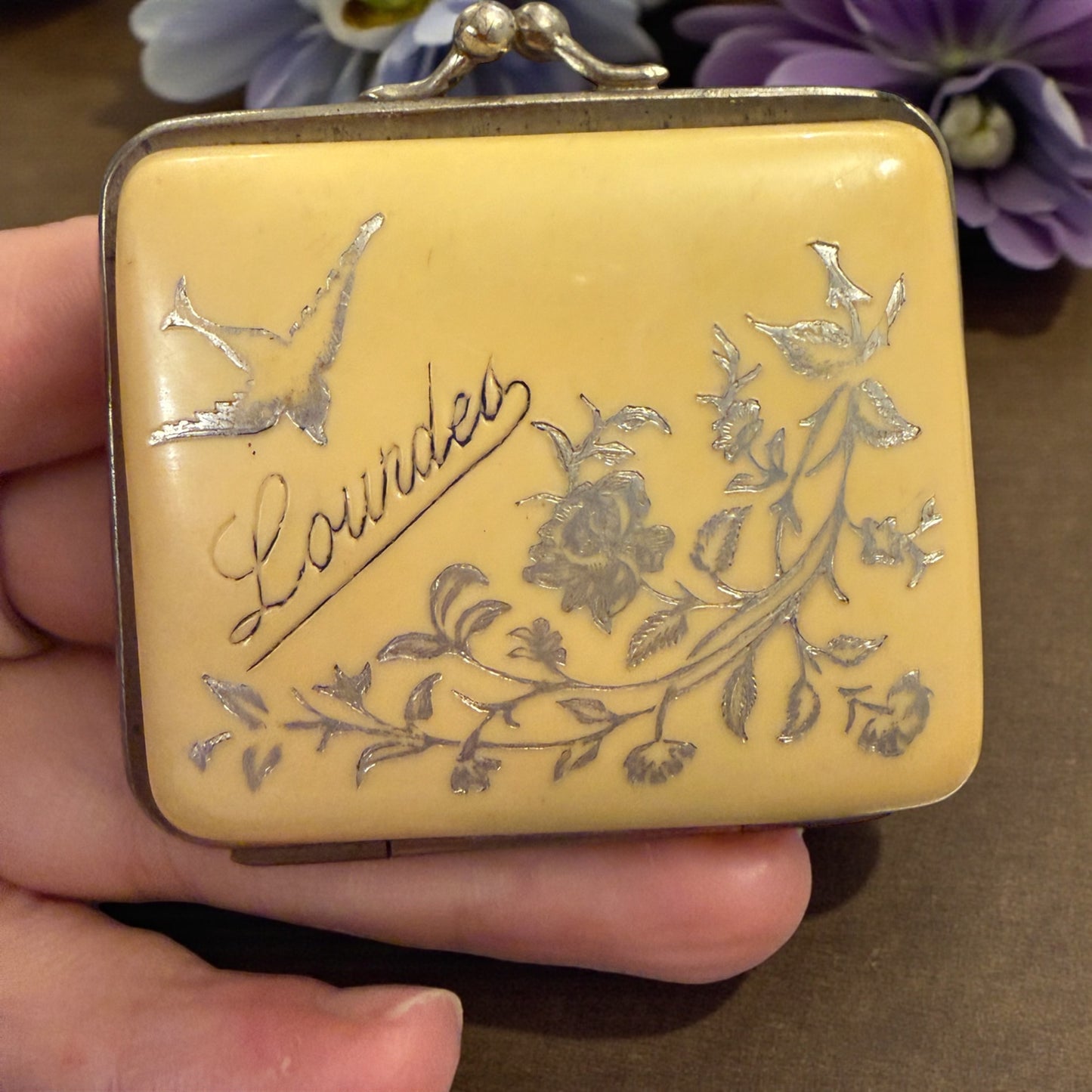 Porta monete antico in bachelite con decorazioni argentate floreali e scritta “Lourdes”