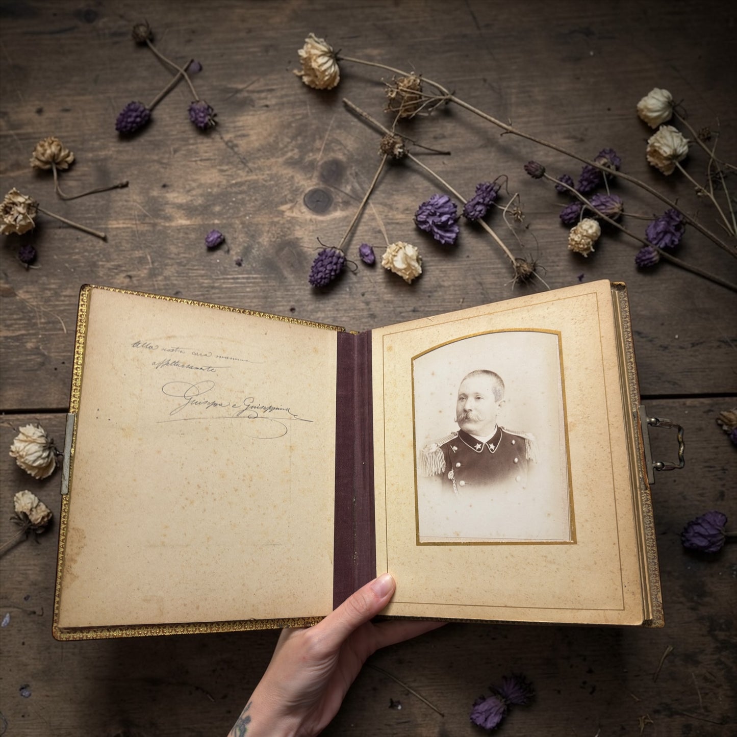 Antico album 1880-1900 completo con 28 fotografie d’epoca, dedica, data e copertine dipinte
