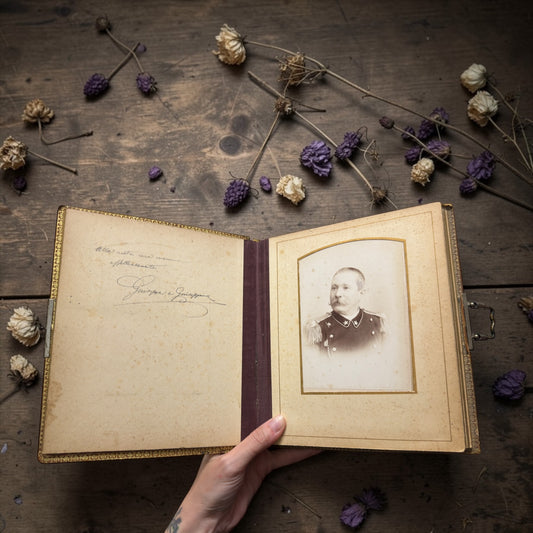 Antico album 1880-1900 completo con 28 fotografie d’epoca, dedica, data e copertine dipinte