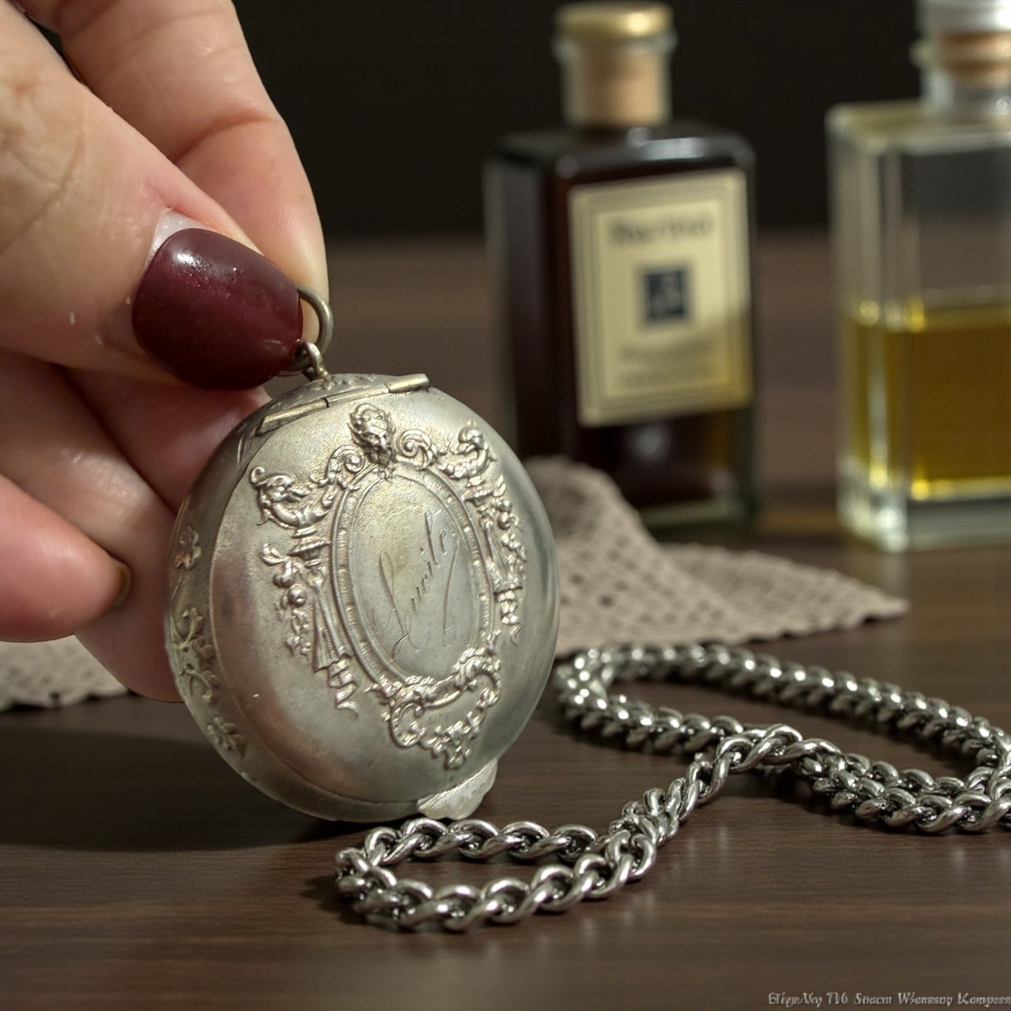 Stupendo porta cipria e specchi pendente da Chatelaine con incisione Lucile, ca 1920