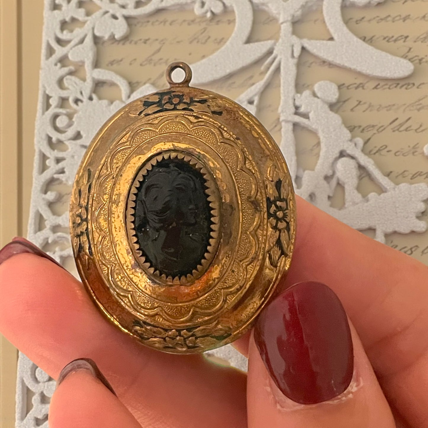 Pendente gioiello firmato Coro, bigiotteria americana con cameo, apribile, anni ‘50 - ‘60