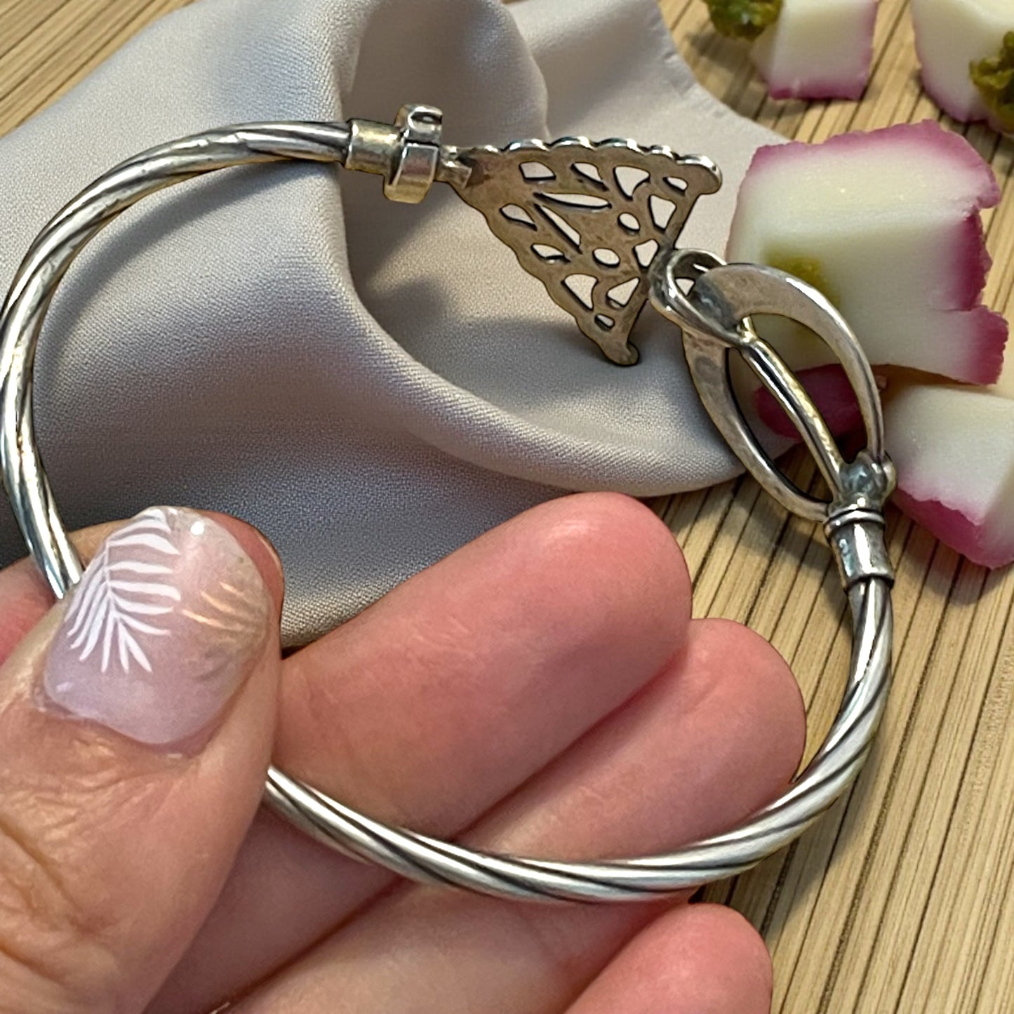 Bracciale tedesco in argento ottocento con fibula, anni ‘70