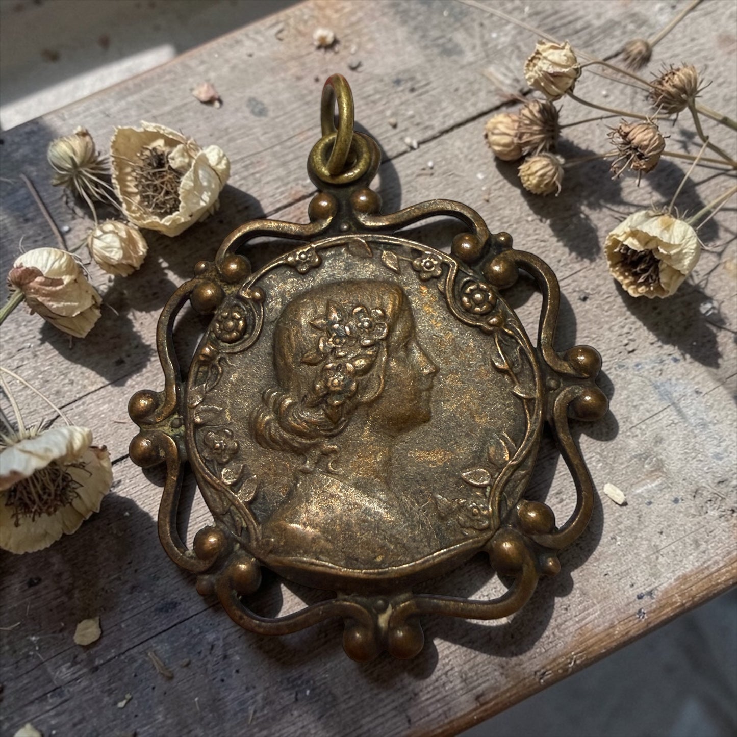 Pendente Art Nouveau con personificazione della Primavera, primissimo ‘900