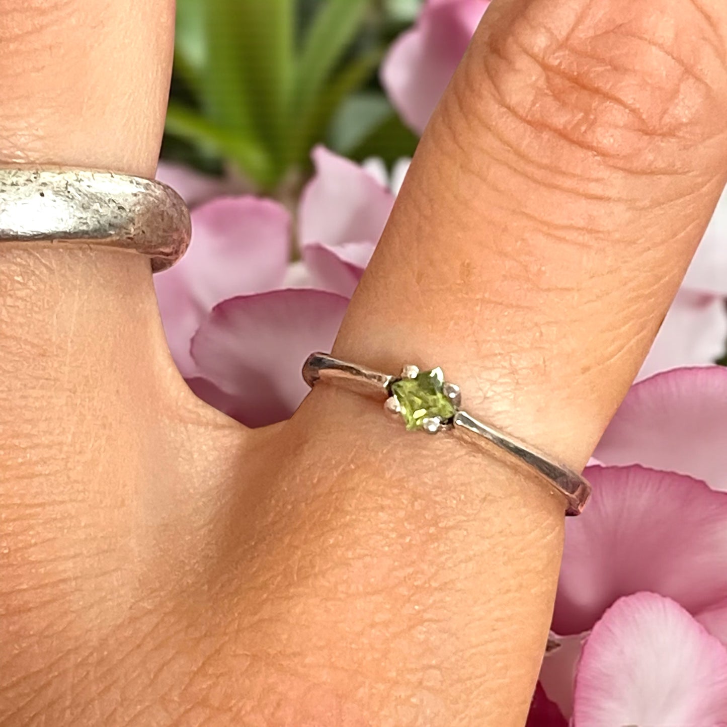 Anello francese argento e peridoto taglia brillante, ca anni ‘50-‘60