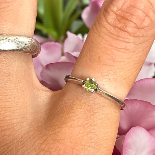 Anello francese argento e peridoto taglia brillante, ca anni ‘50-‘60