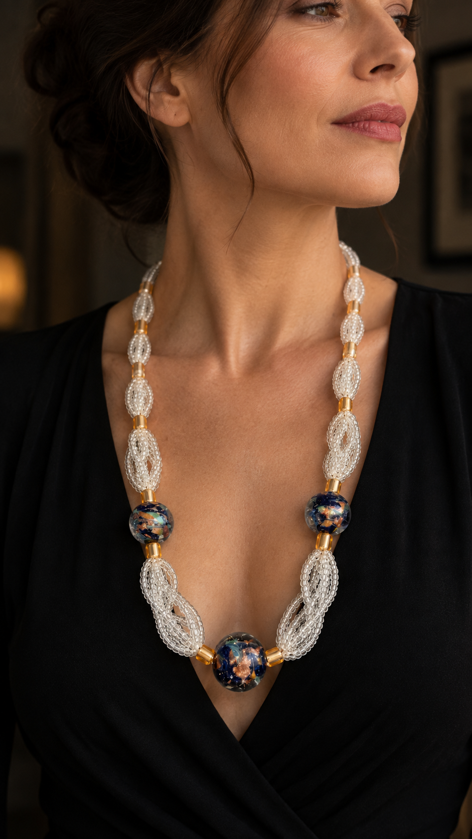 Collana multifilo in perline di vetro con tre grandi perle lavorate veneziane a guisa di pianeti, fine anni ‘50 primi ‘60