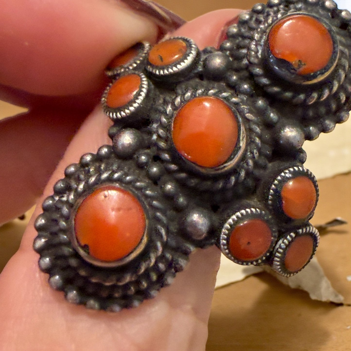 Anello in argento e corallo, artigianato mediterraneo prezioso anni ‘70