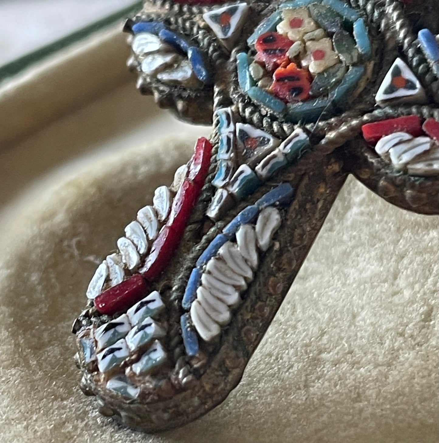 Croce in micromosaico policromo e ottone, fine anni ‘40