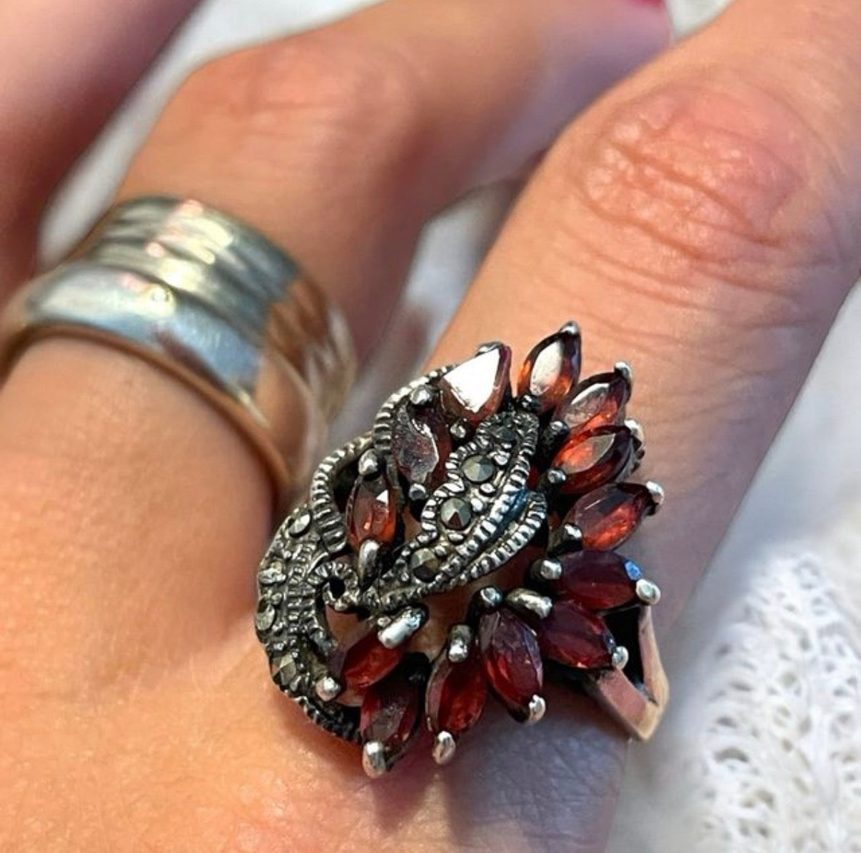 Anello cocktail in argento con granati almandini e marcasiti