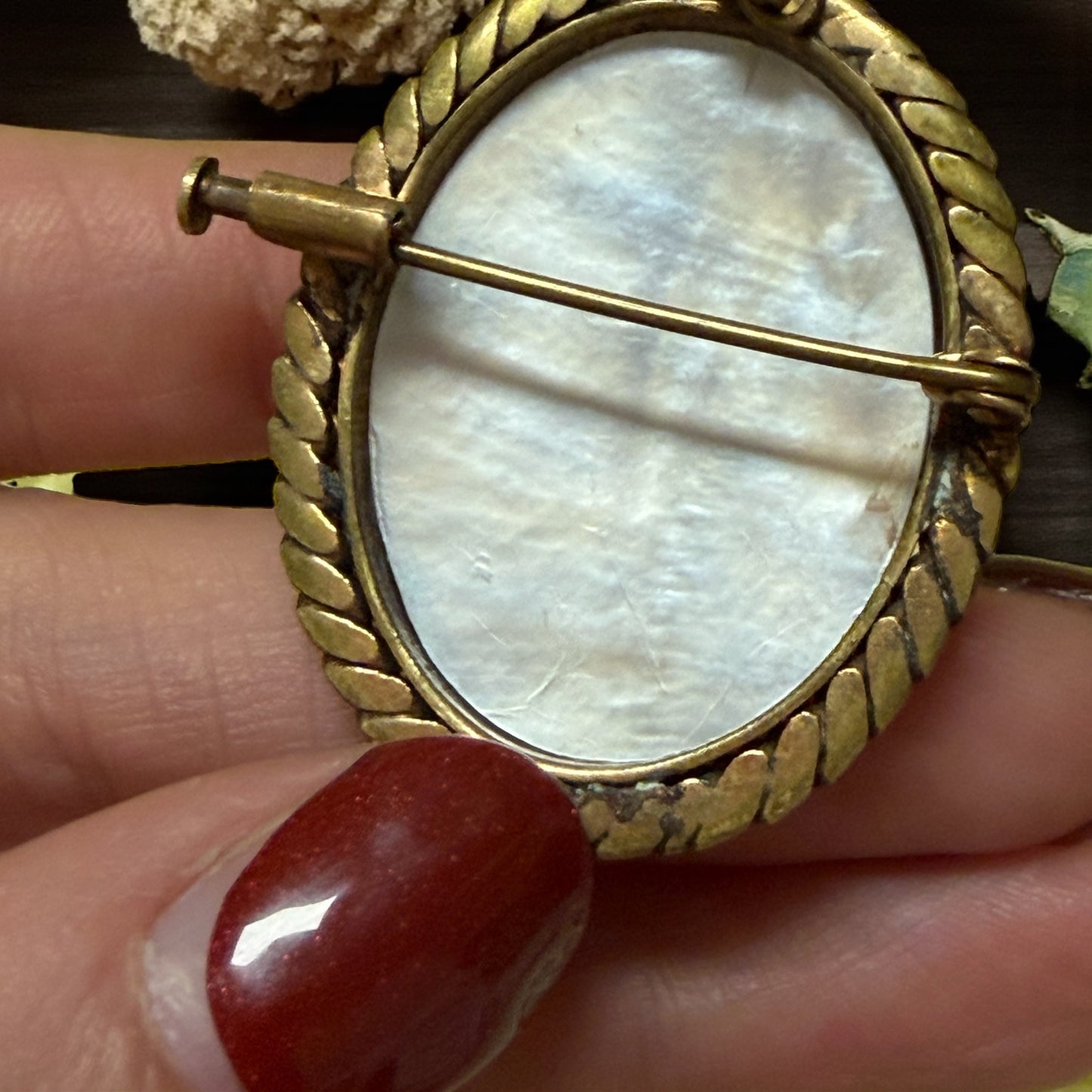 Splendido antico cammeo su madreperla di primo novecento in cornice dorata, doppio uso spilla - pendente