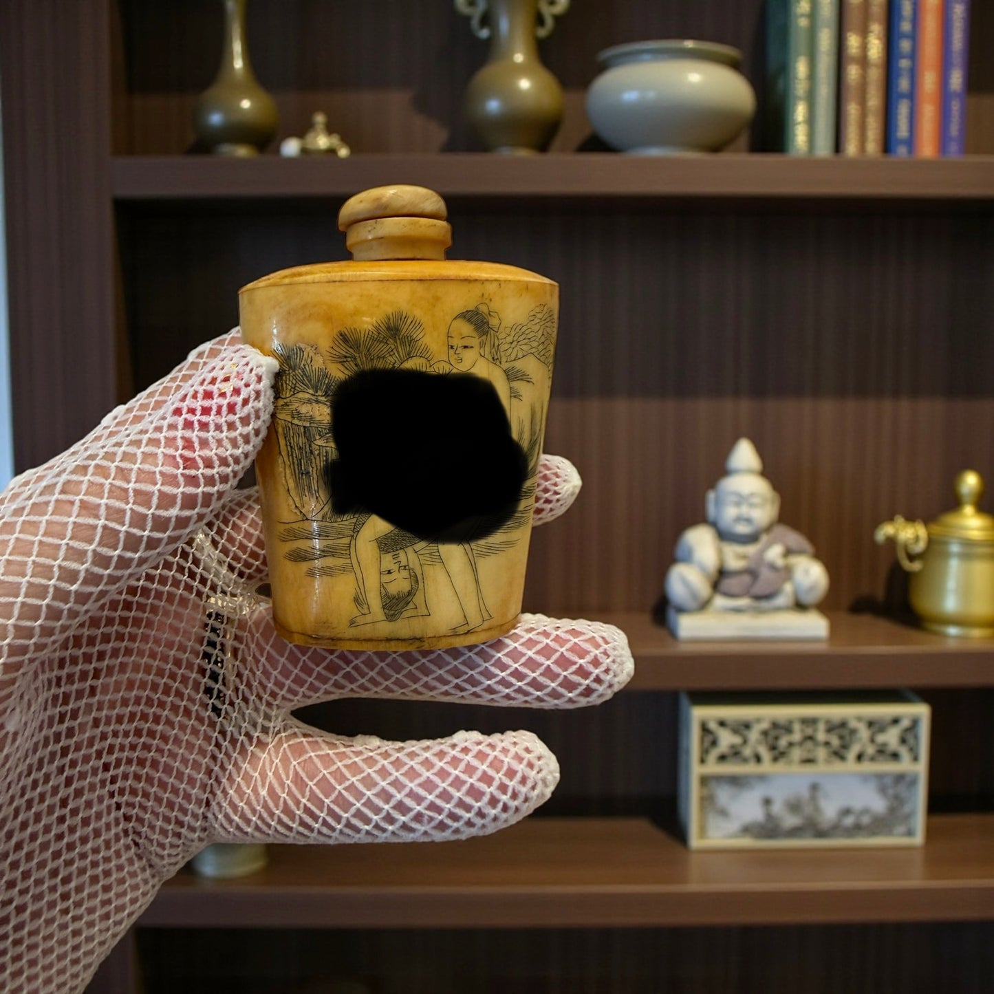 Snuff bottle in osso decorata su entrambi i lati con scene erotiche, Cina, metà ‘900 completa di cucchiaino