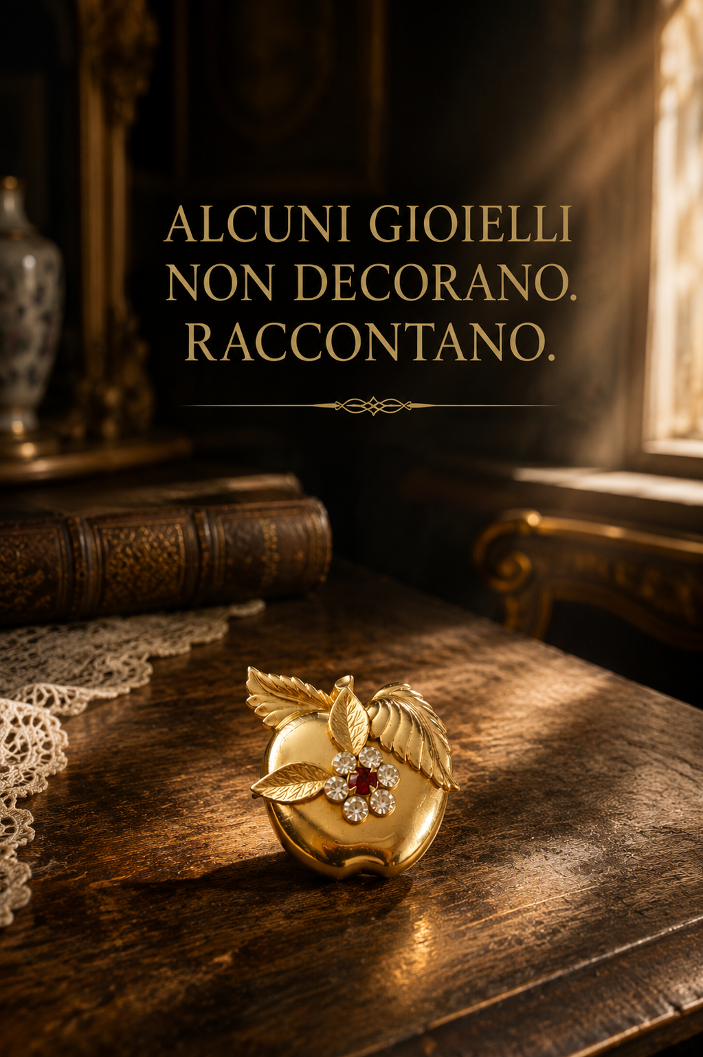 Spilla a guisa di Mela della Conoscenza firmata CORO, costume jewellery USA