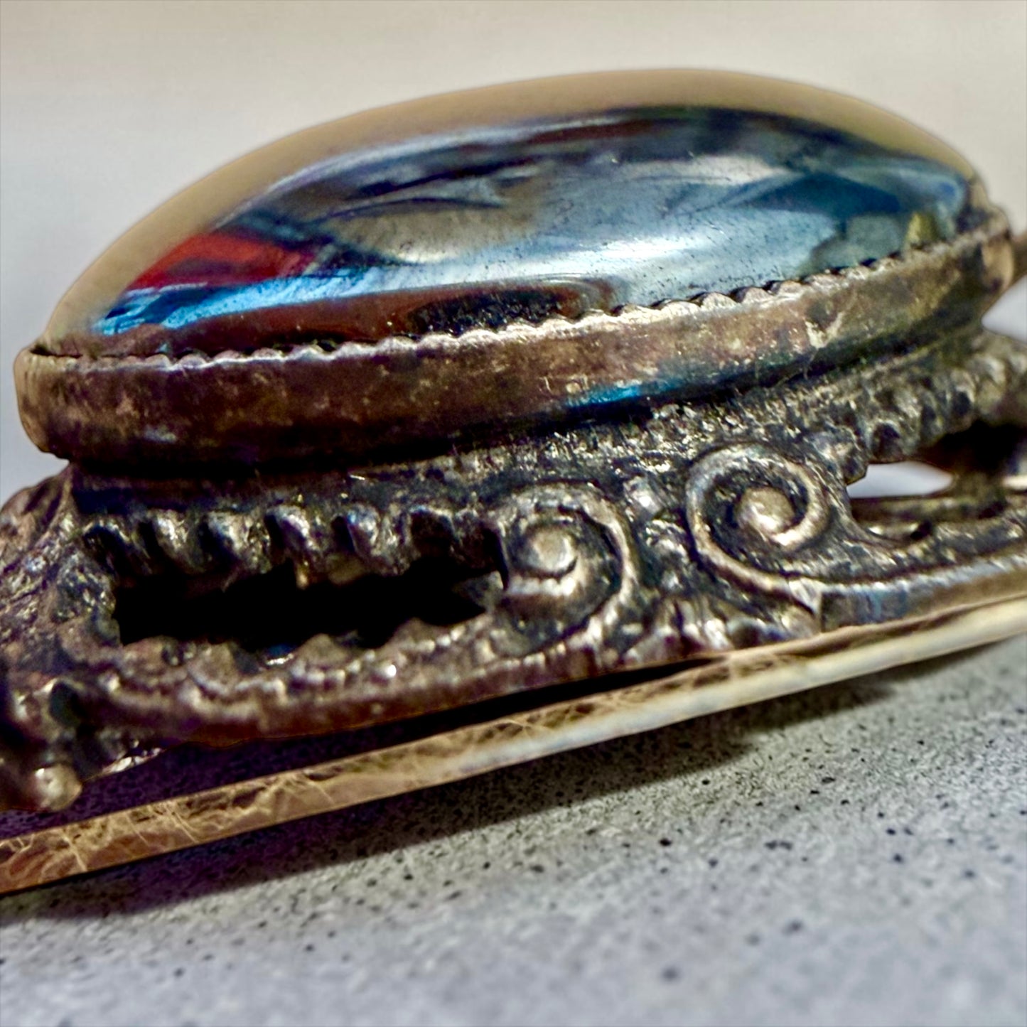 Spilla placcata argento con volute di rose e cabochon in ematite, anni ‘40