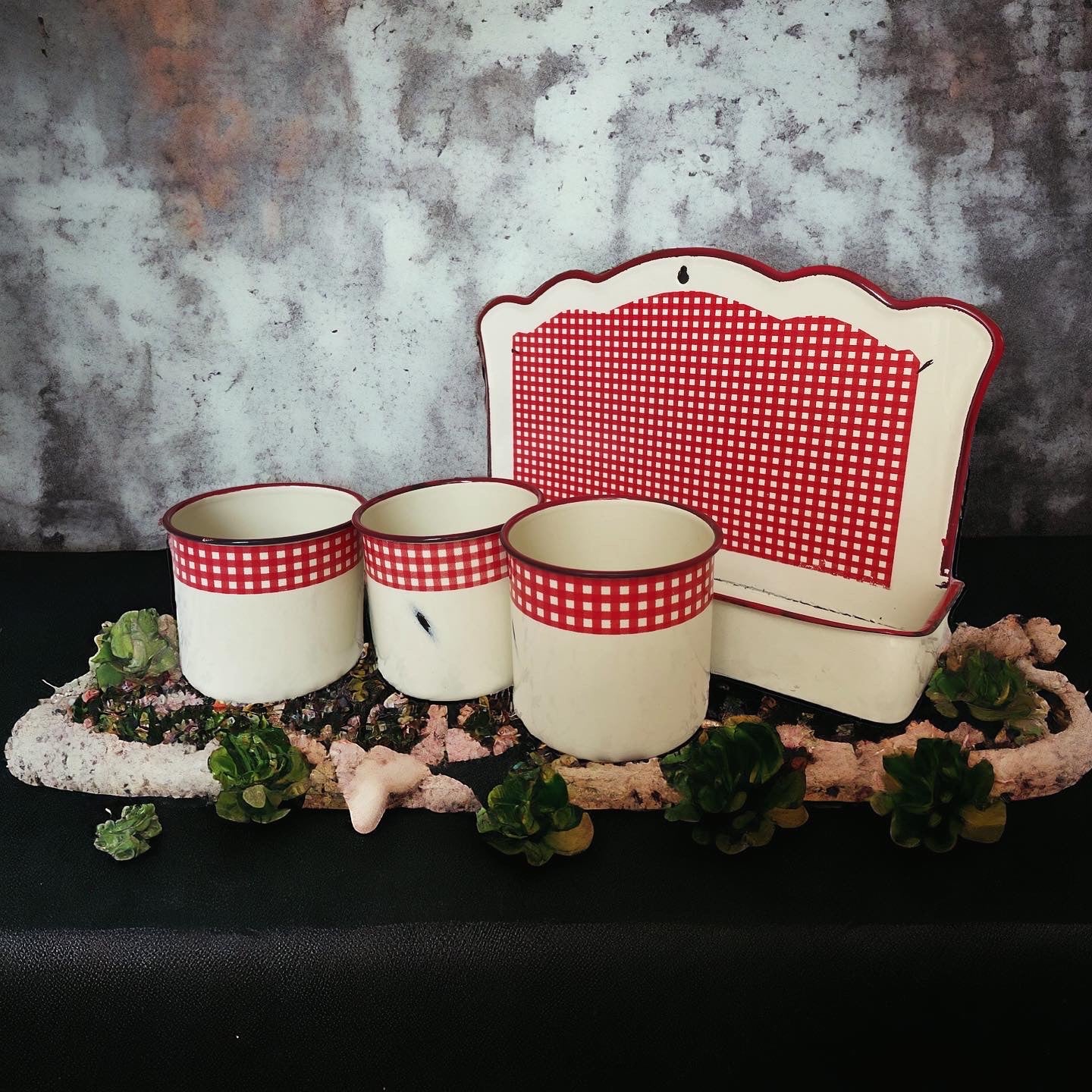 Enamelled shelf and jar set