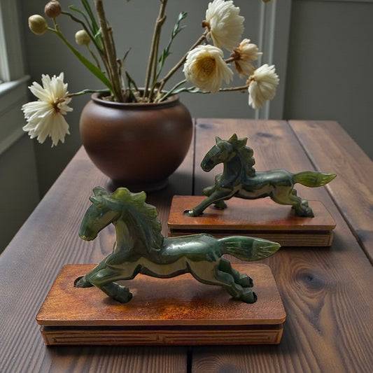 Coppia sculture cavalli in giada su base lignea, mid century arte orientale