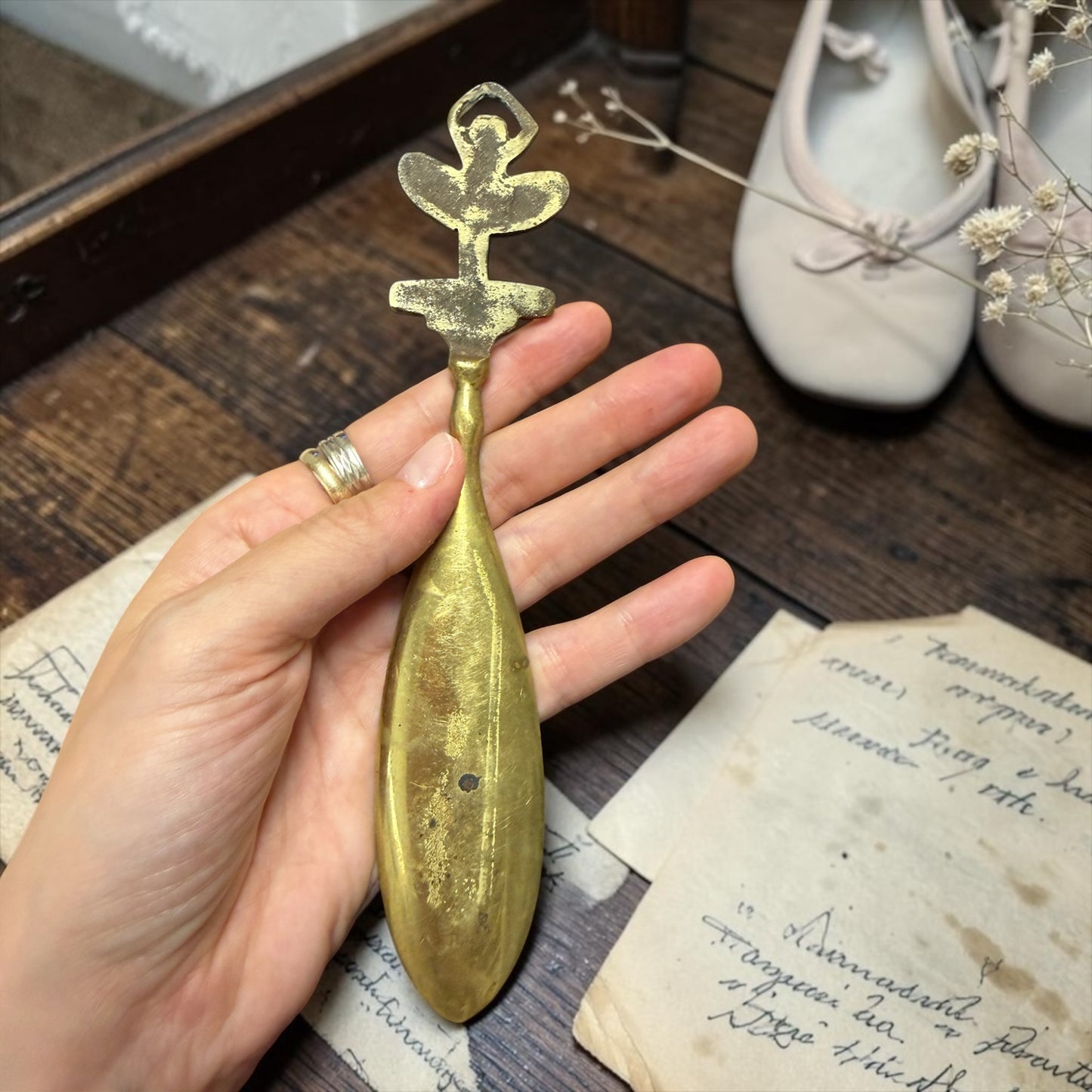 Tagliacarte ottone pieno con impugnatura a guisa di ballerina, 50s