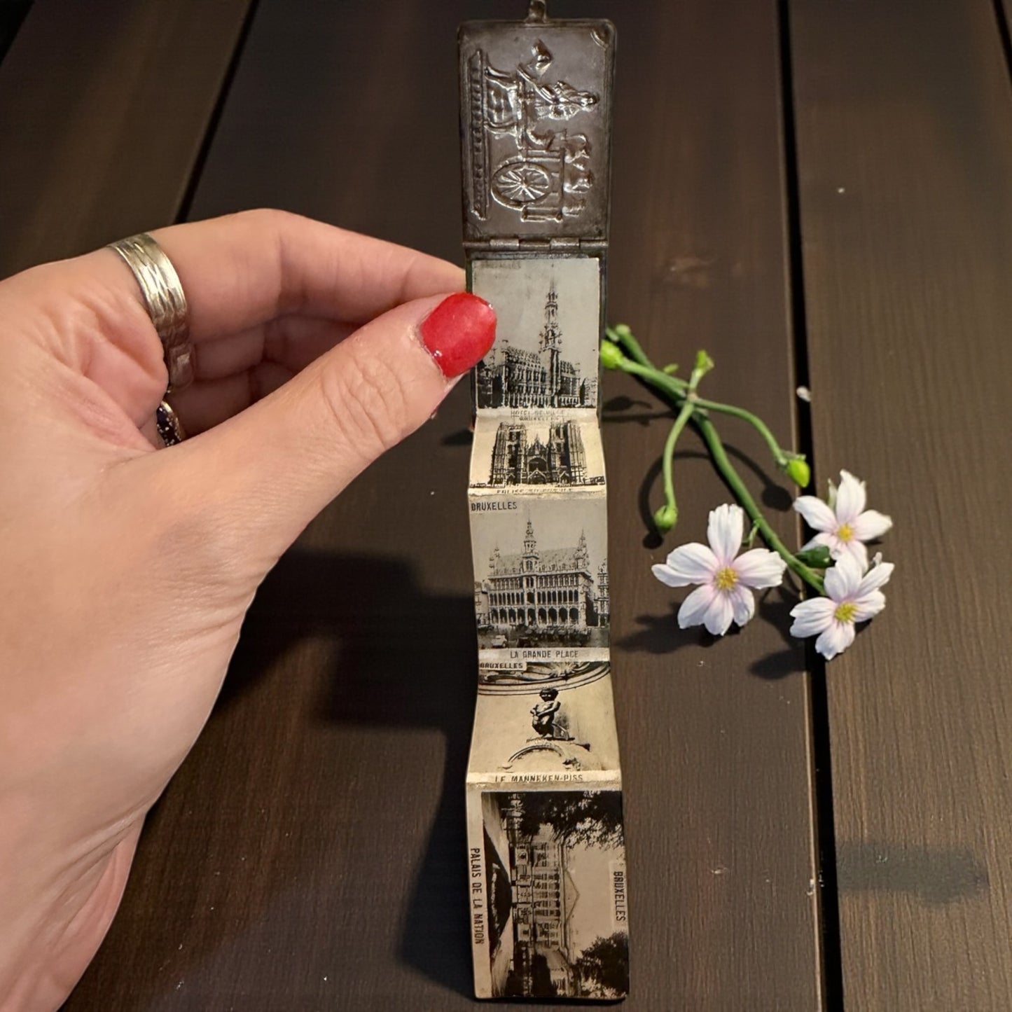 Pendente segreto a libro con fotografie antiche di Bruxelles, argentato anni ‘20