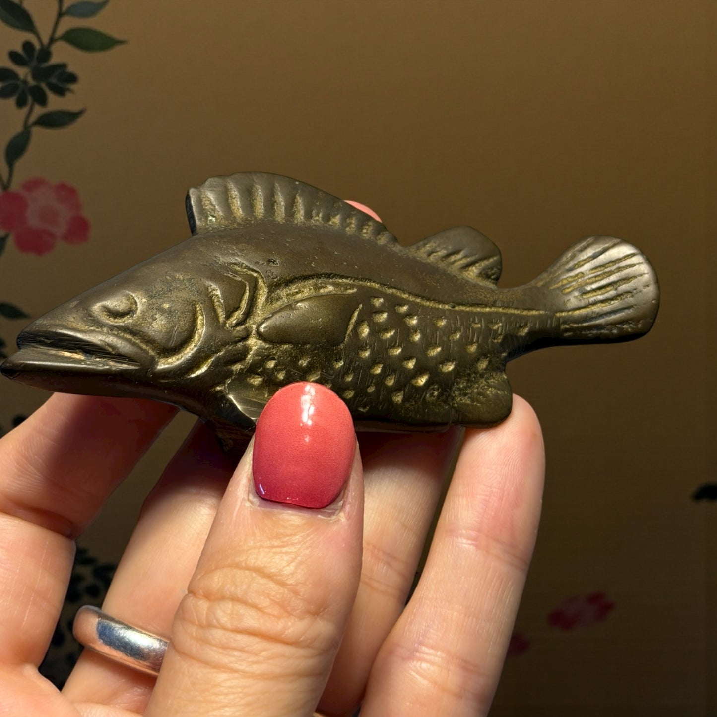 Antico Okimono in ottone pieno a guisa di pesce persico, I metà ‘900