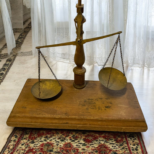 Grande Bilancia con piano ligneo su piedini da drogheria, seconda metà ottocento