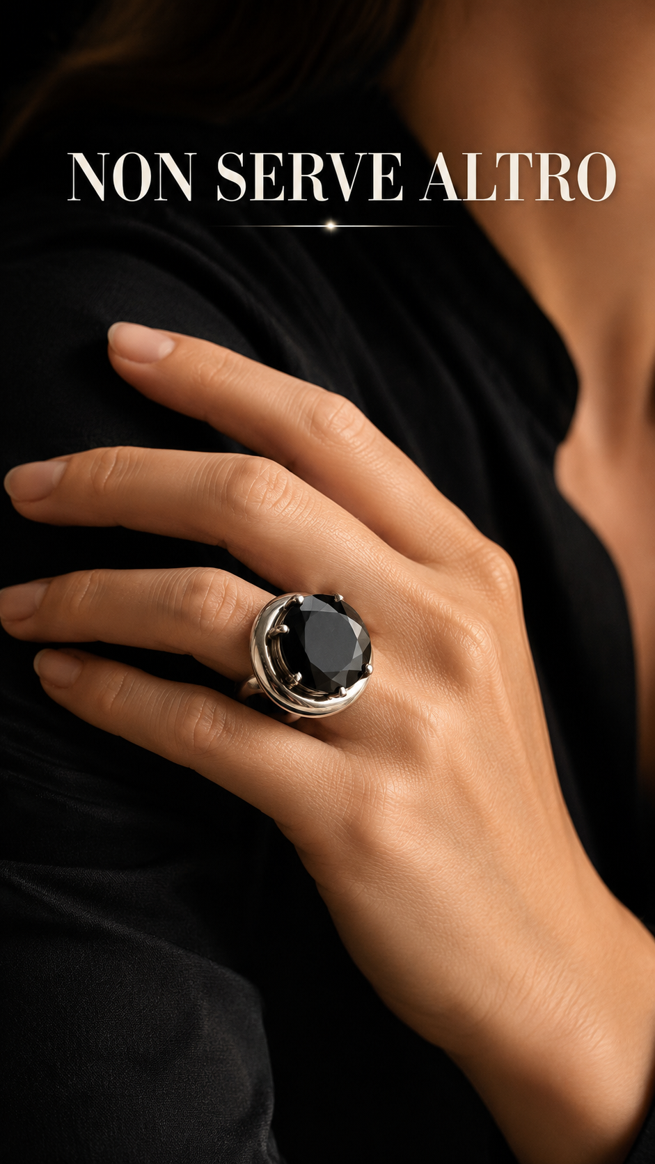 Importante anello con grande solitario cabochon sfaccettato nero, argento 925, punzonato, anni ‘70 ca