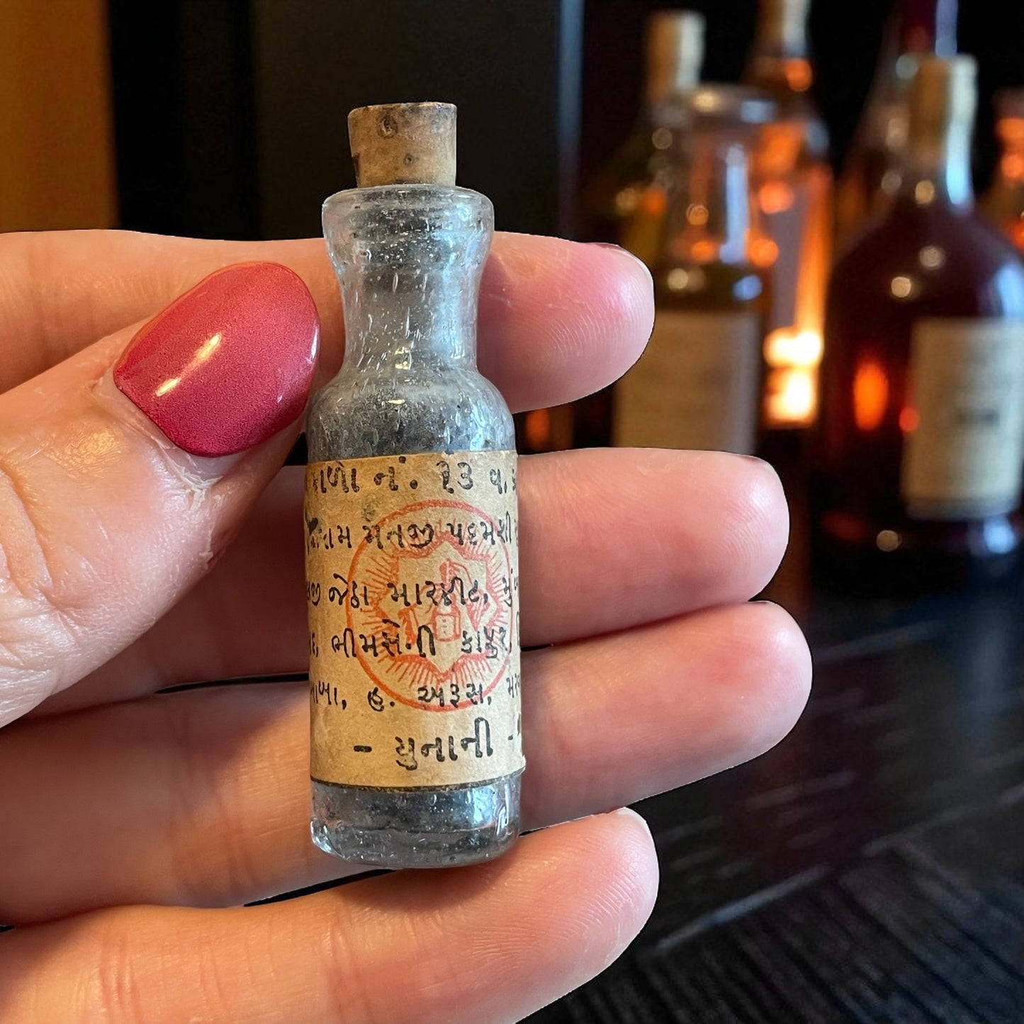 Collezione bottigliette Wunderkammer antiche: medicina, sacralità e profumeria.