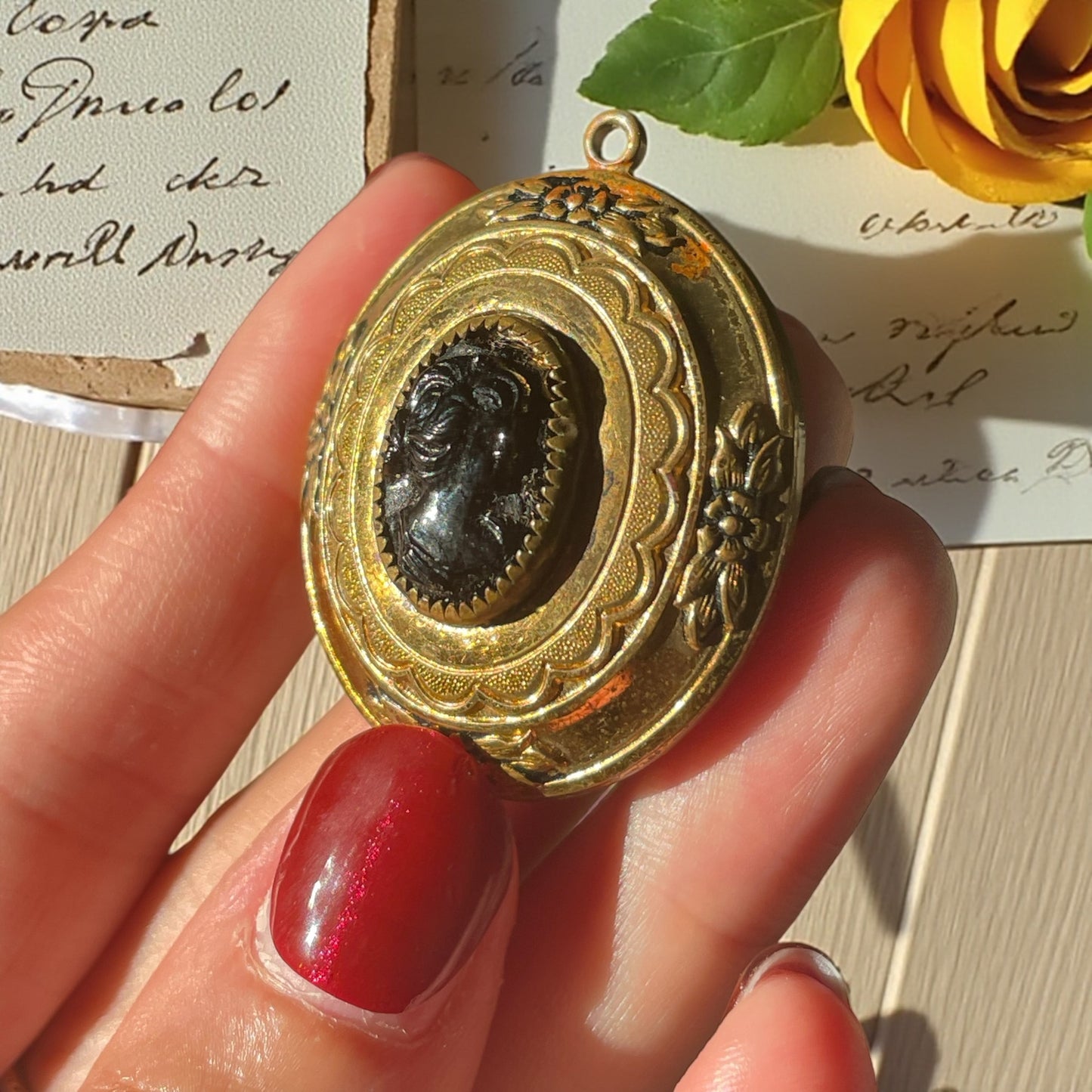 Pendente gioiello firmato Coro, bigiotteria americana con cameo, apribile, anni ‘50 - ‘60