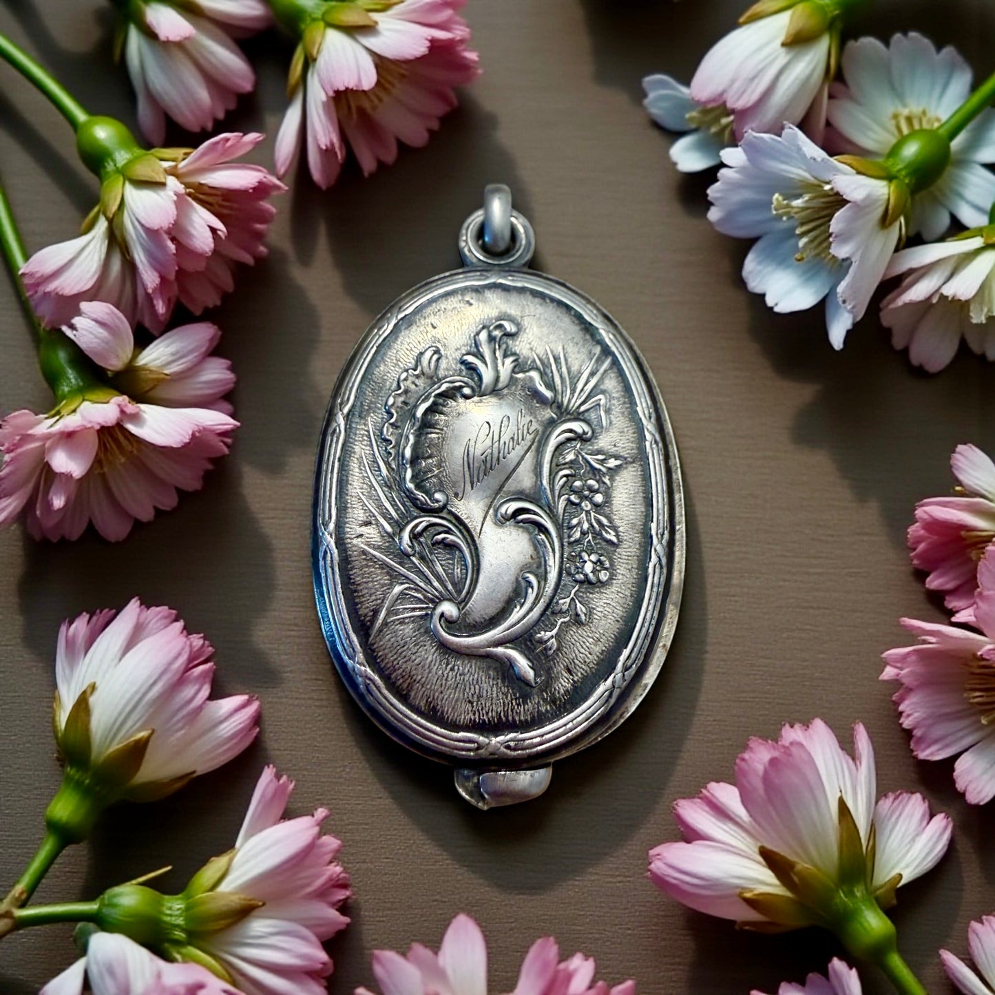 Medaglione in argento massiccio Art Nouveau fine ‘800 con specchio a scorrimento finemente inciso